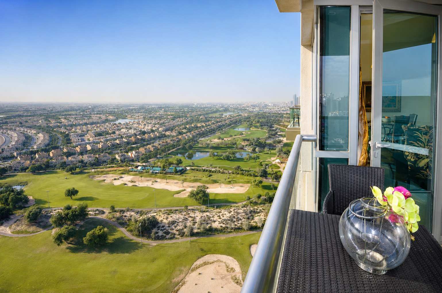 Golf Course Views Apartment in Dubai - Image 13