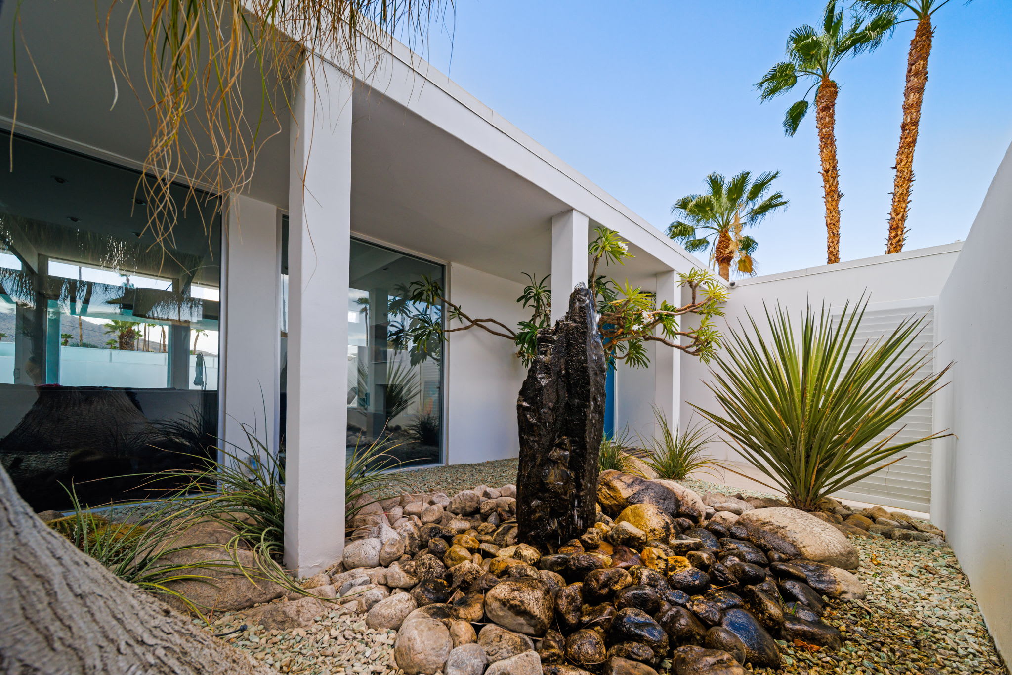 The Bond House in Palm Springs, California by Luxus Vacation Properties
