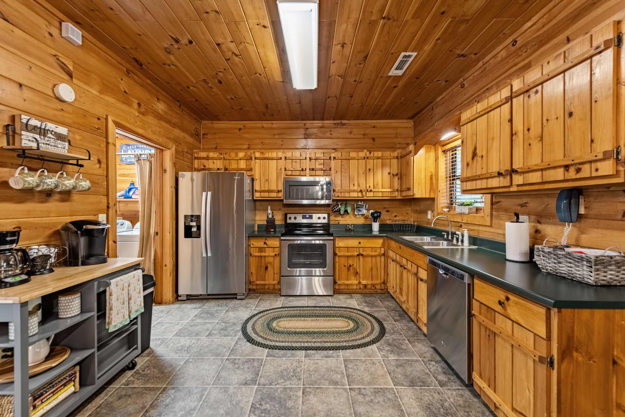 The spacious eat-in kitchen is well equipped for an unforgettable getaway​