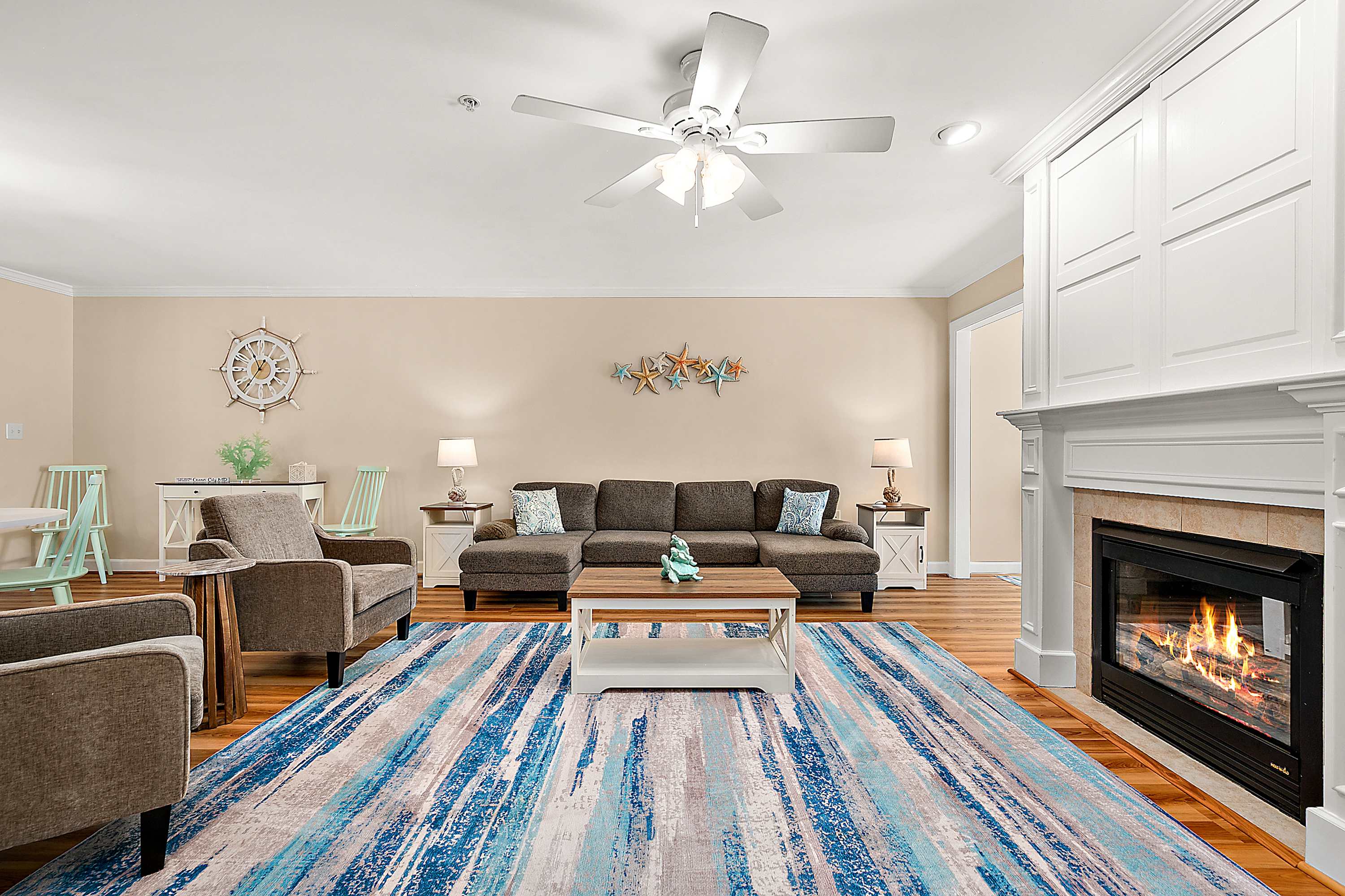 Large Waterfront Townhome with Great Amenities | Photo 3
