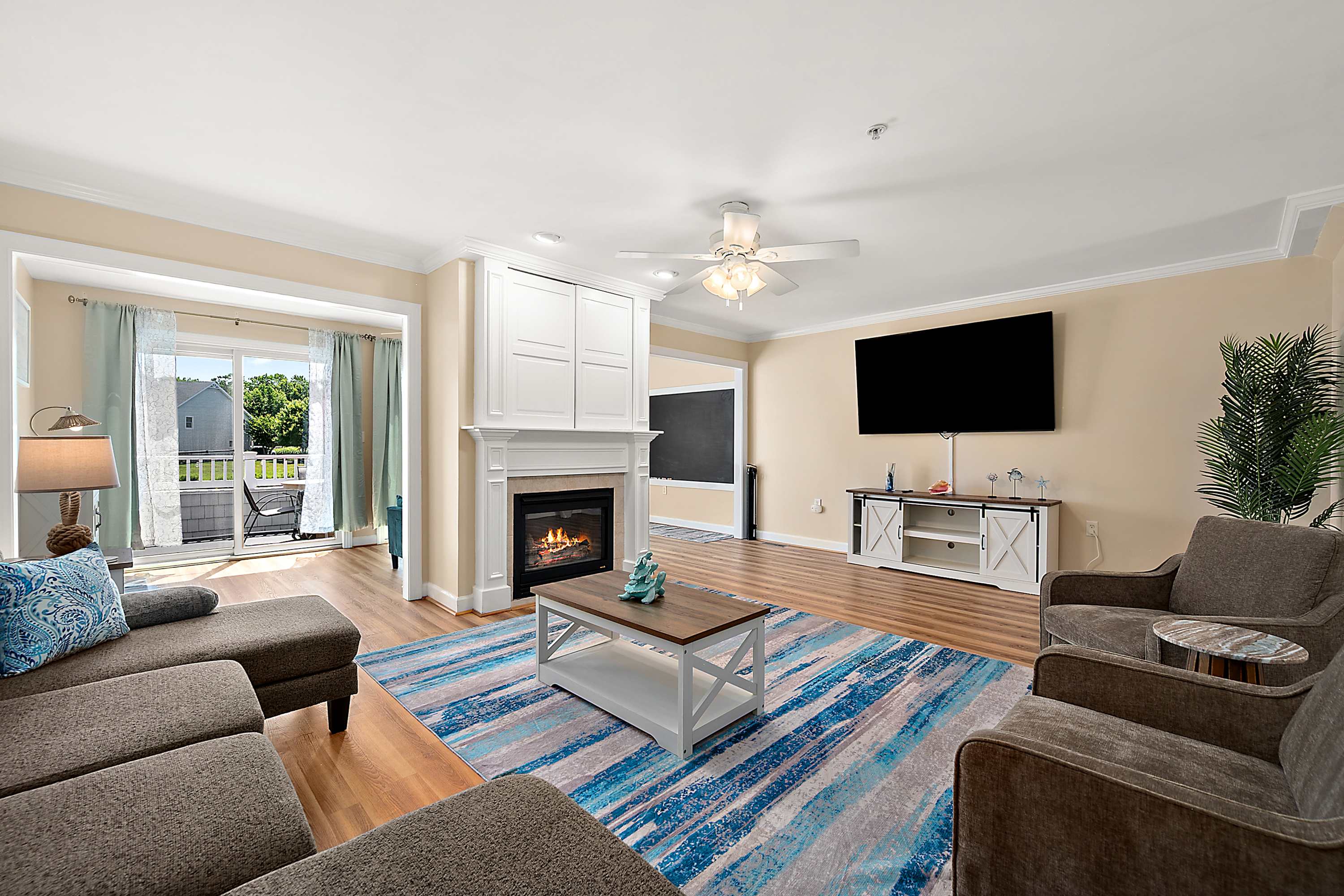 Large Waterfront Townhome with Great Amenities