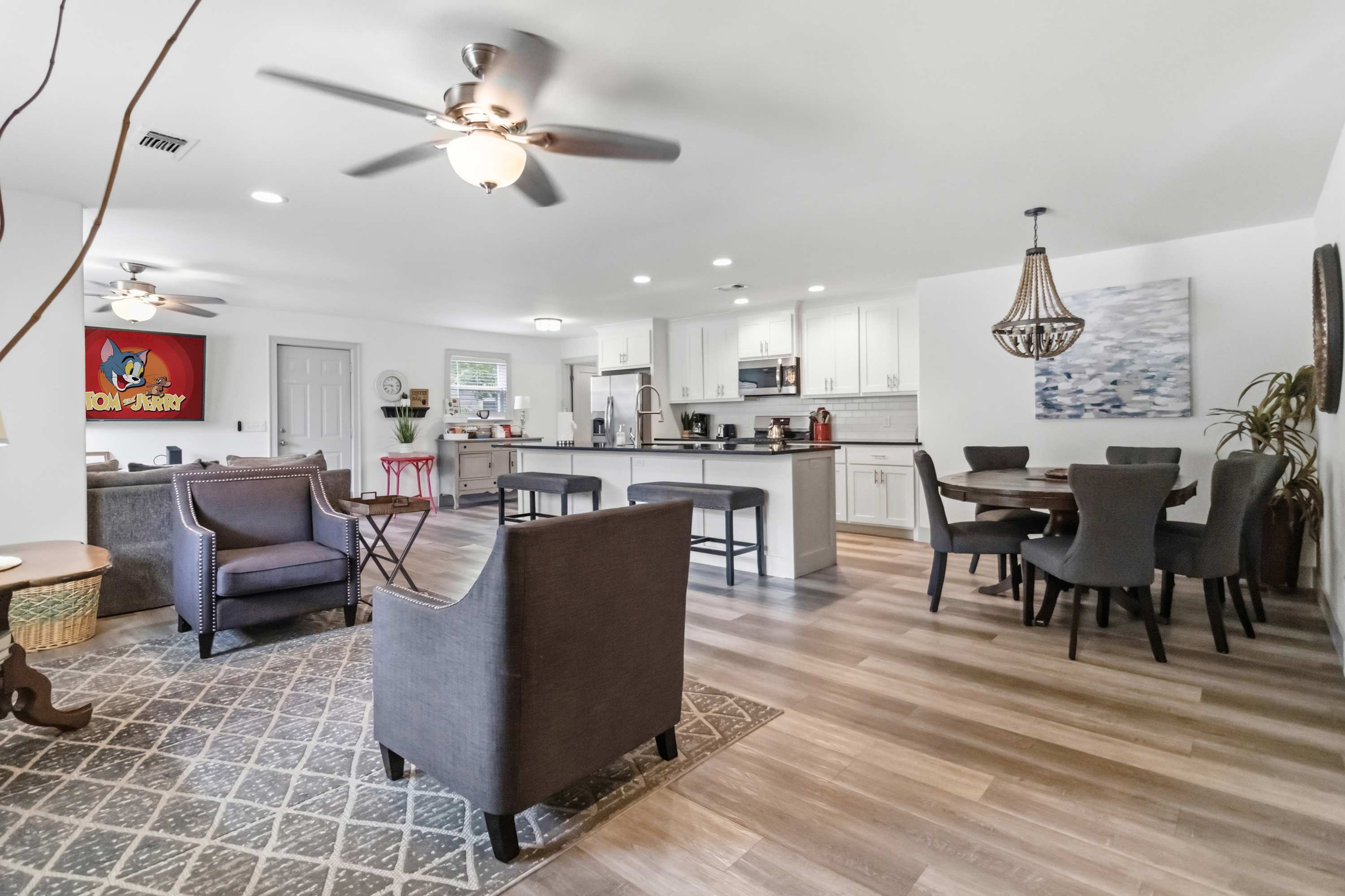 Spacious Open-plan Layout And Gourmet Kitchen - Modern Chic Retreat - Springdale, AR
