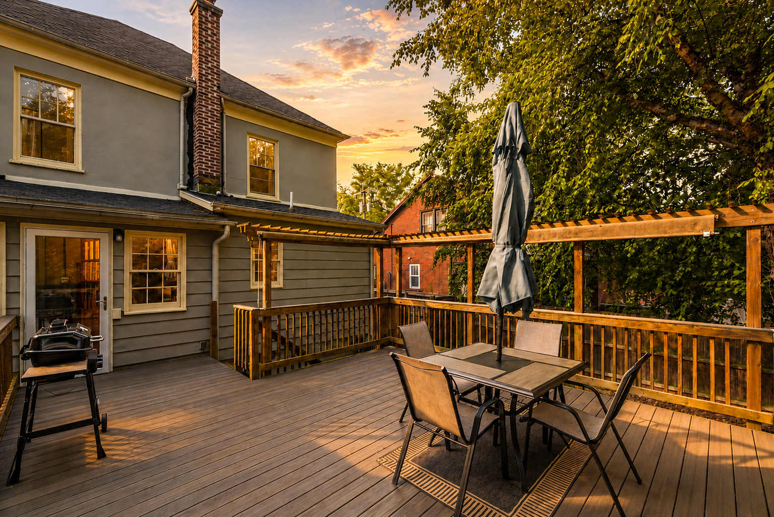 Deck for relaxing and dining
