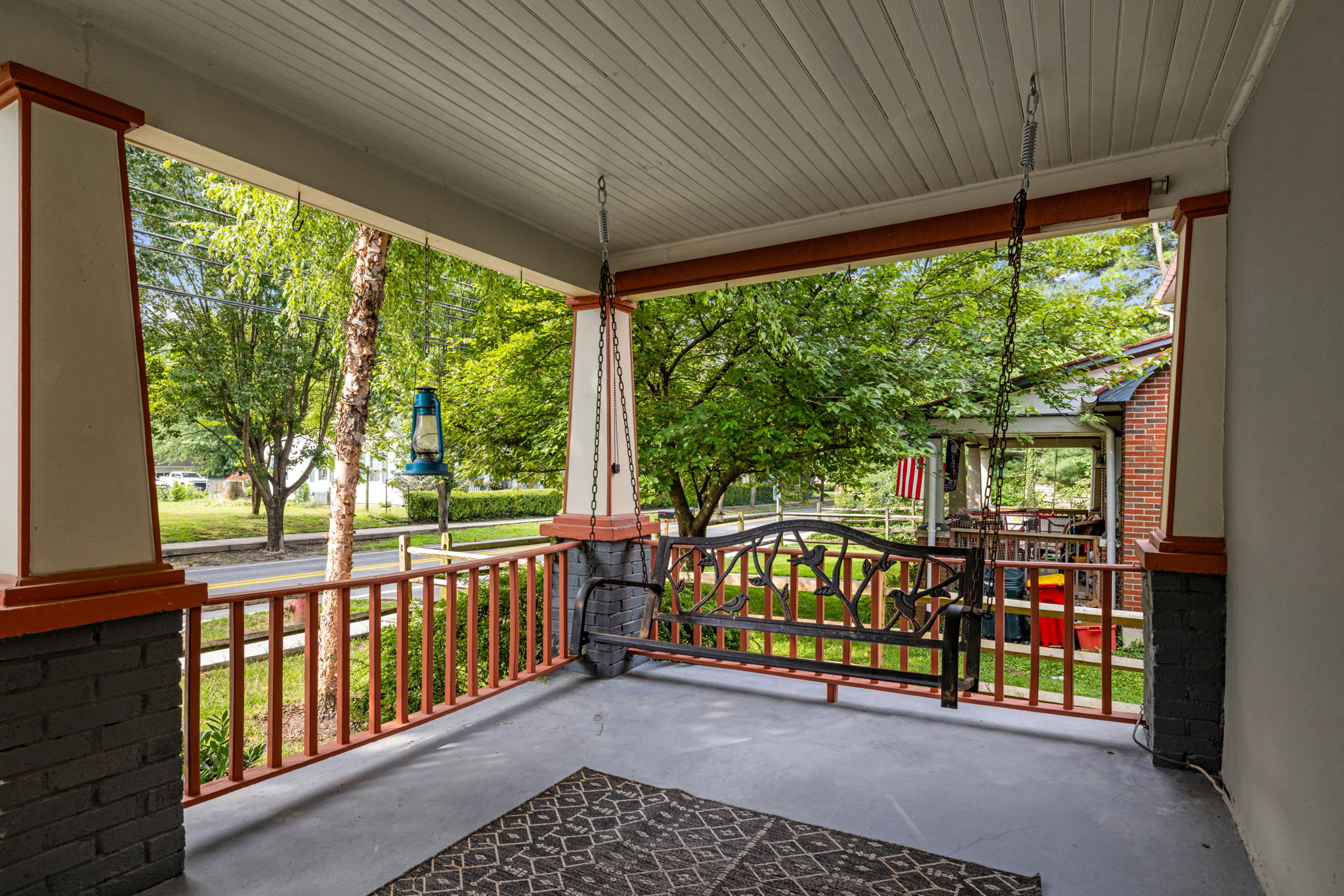 Covered front porch & swing
