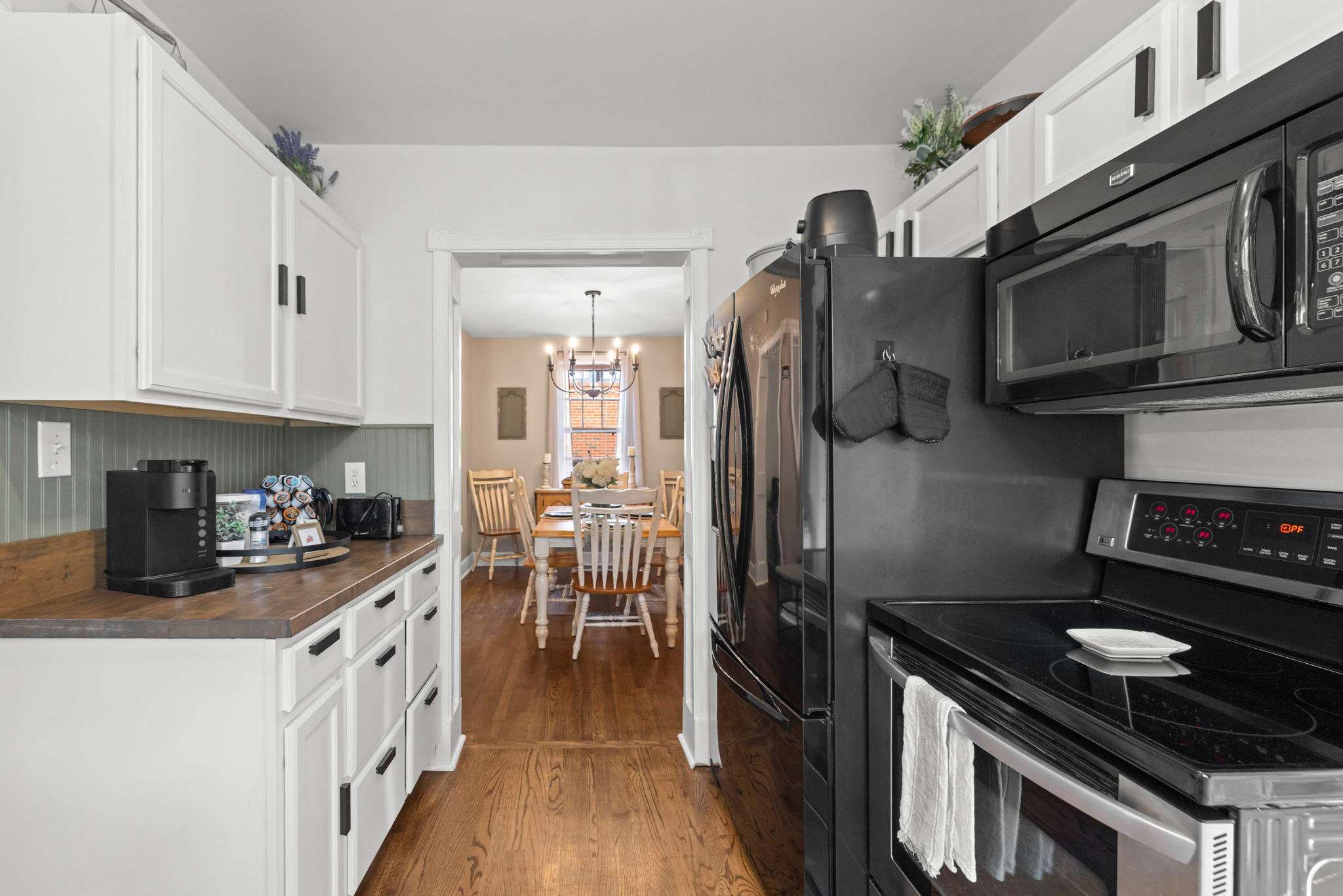 The fully equipped kitchen has everything you need to prepare meals during your stay