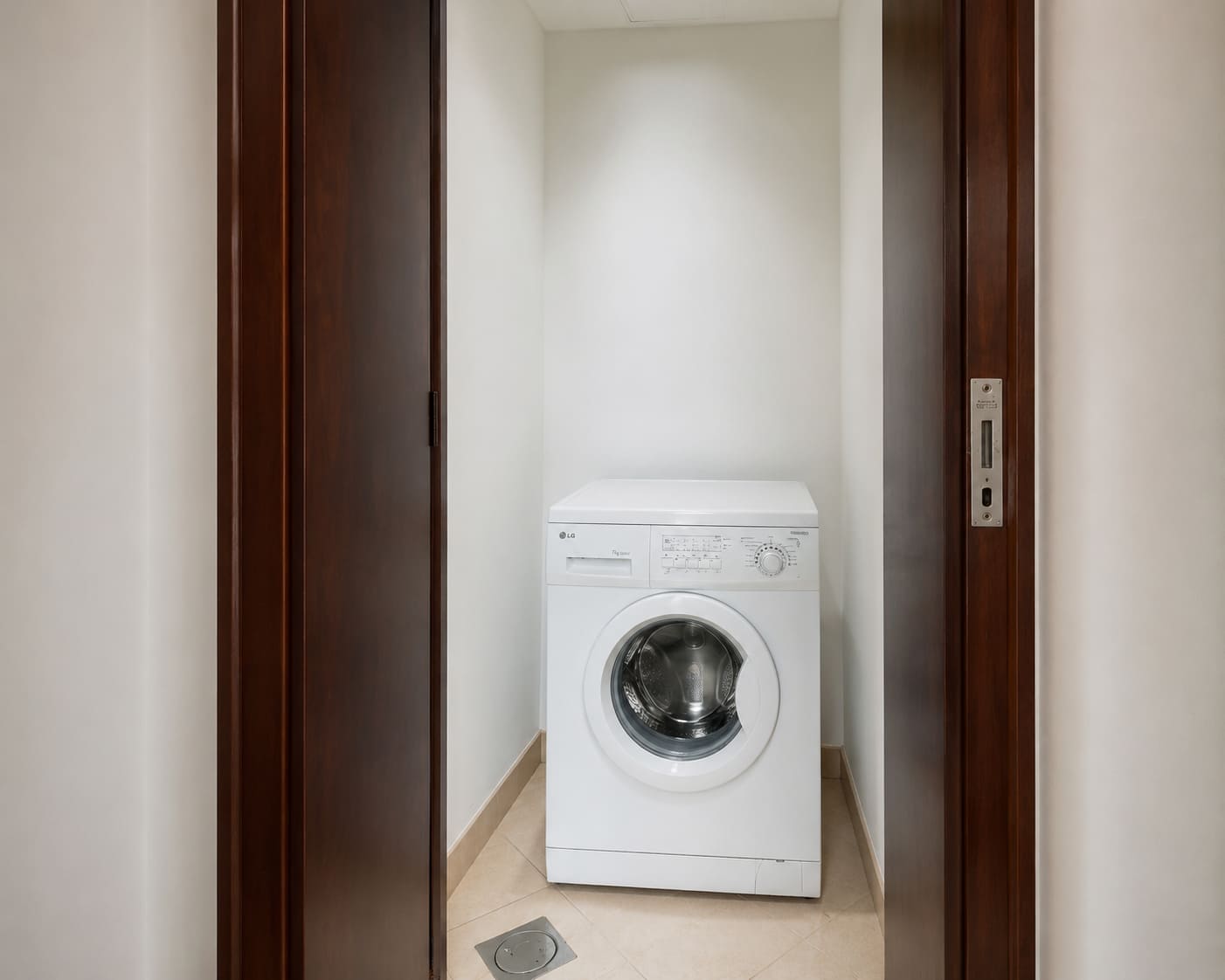 Golf Towers 1BR Apartment in Dubai - Image 8