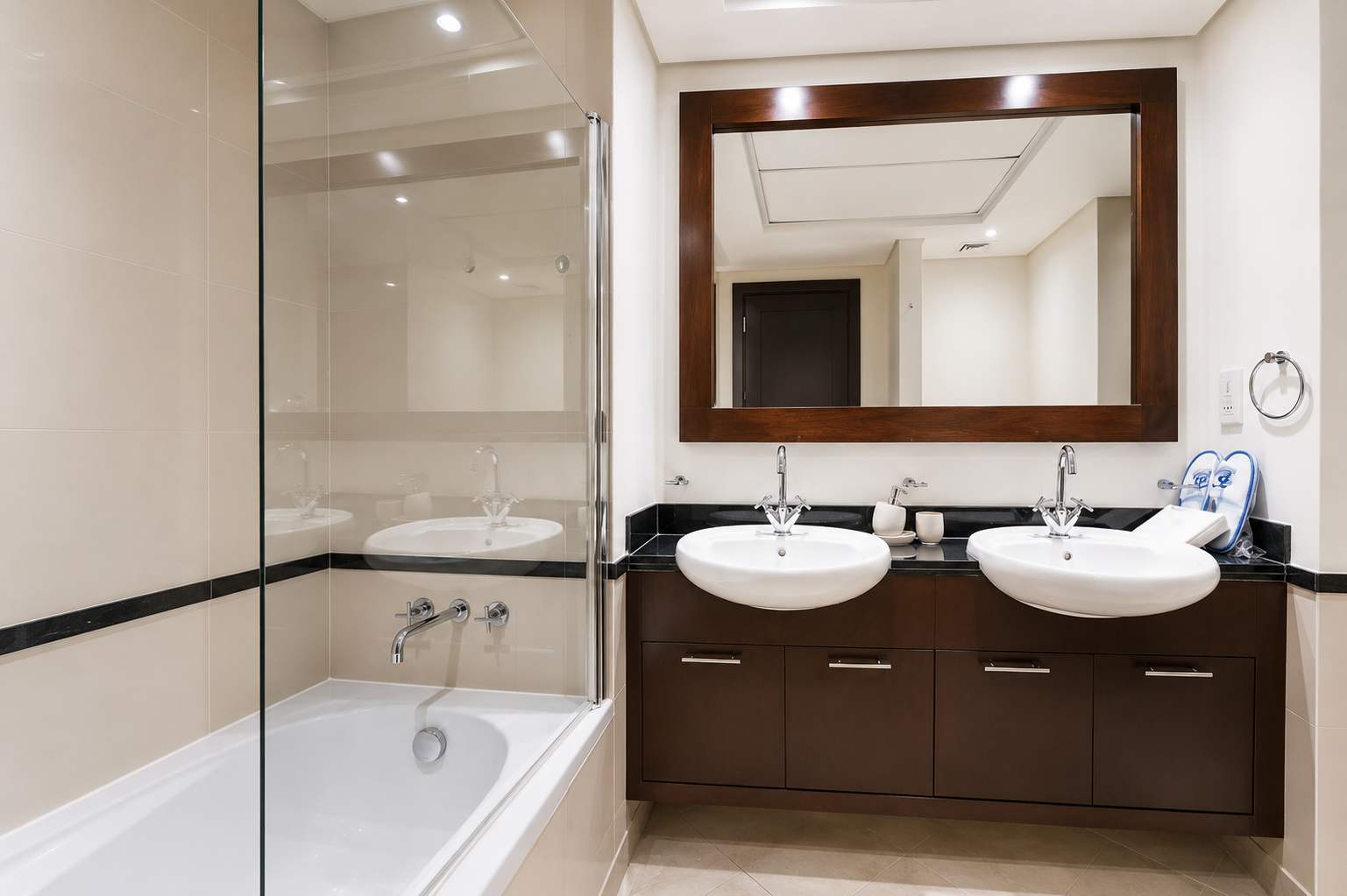 Golf Towers 1BR Apartment in Dubai - Image 15
