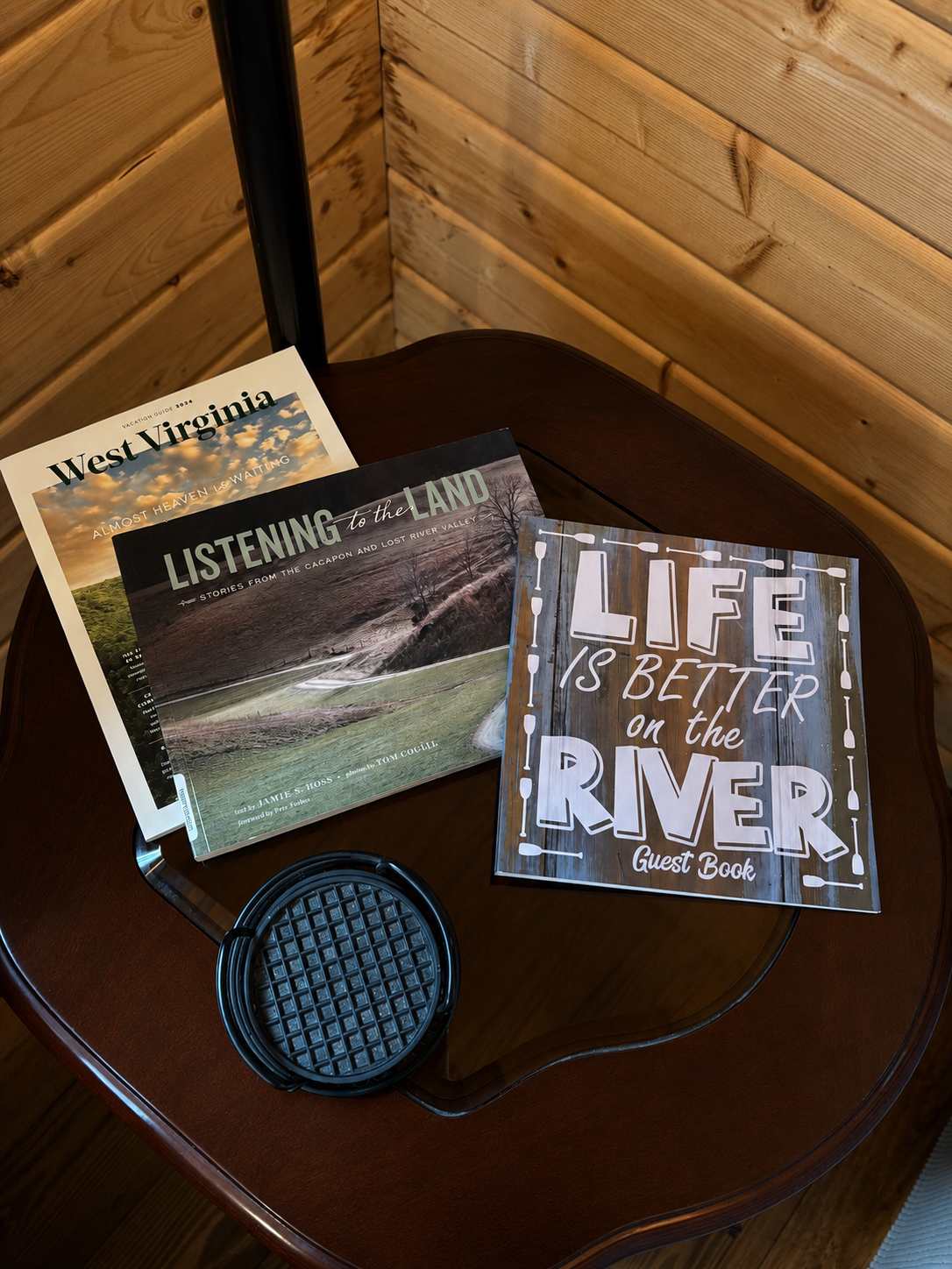 River Cabin w/Kayak, Fire Pit, WiFi & Game Room
