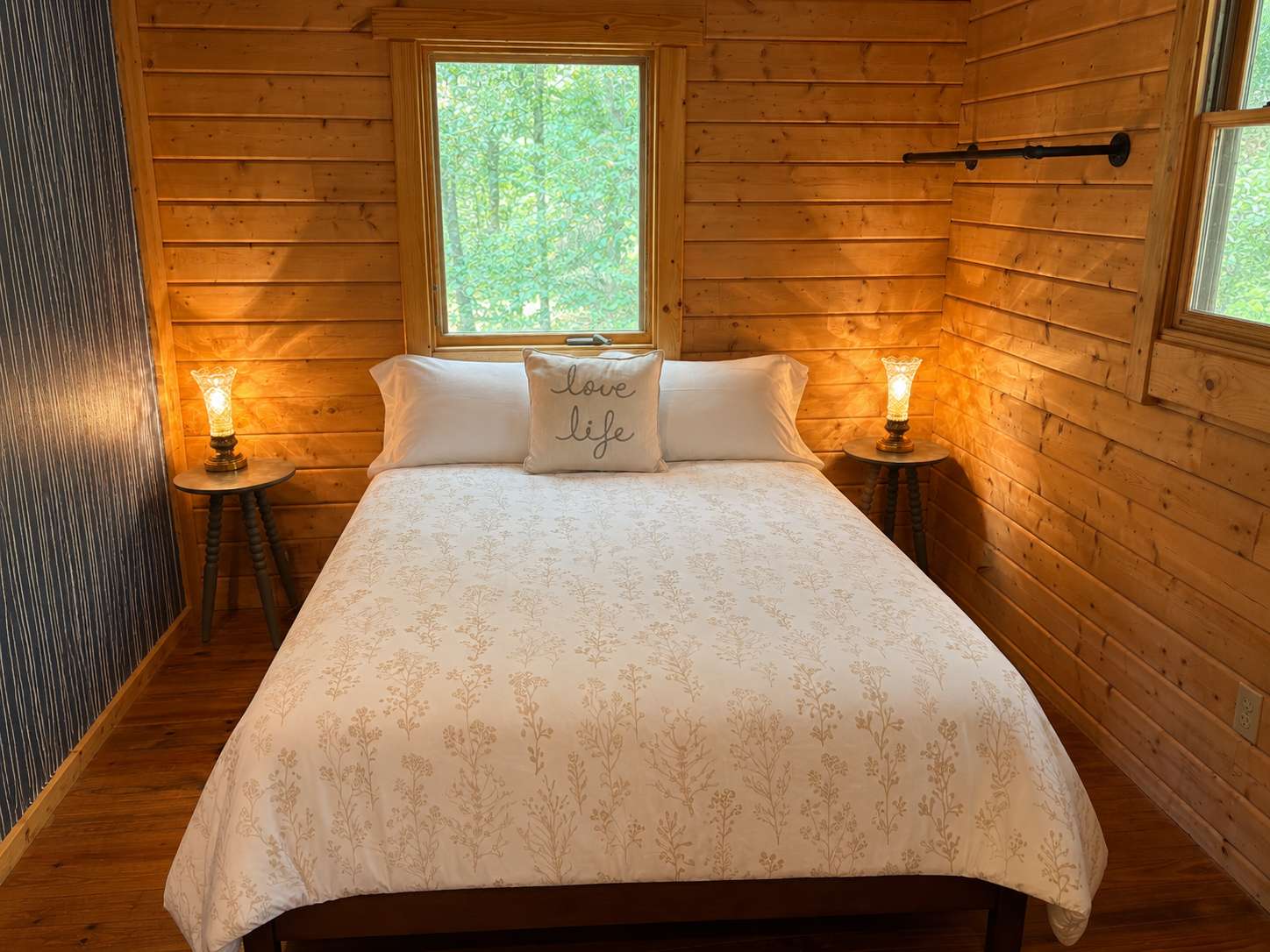River Cabin w/Kayak, Fire Pit, WiFi & Game Room