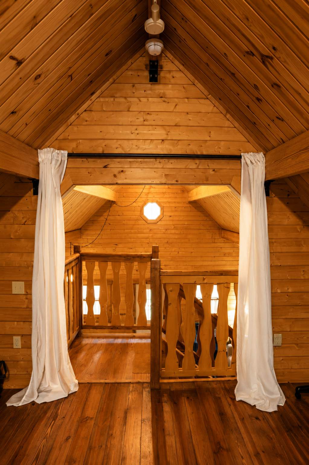River Cabin w/Kayak, Fire Pit, WiFi & Game Room