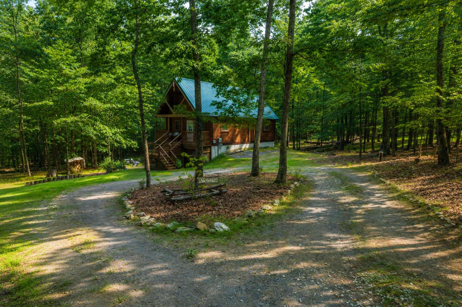 River Cabin w/Kayak, Fire Pit, WiFi & Game Room