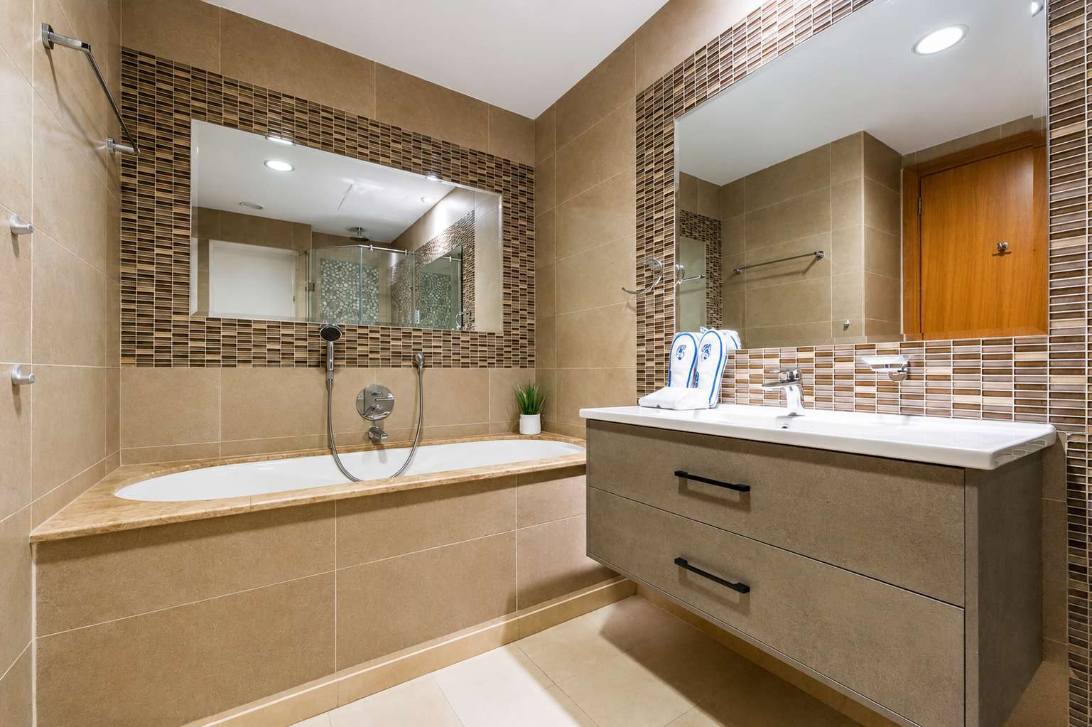 Dubai Apartment: 1BR with Pool, Gym & Balcony - Image 14