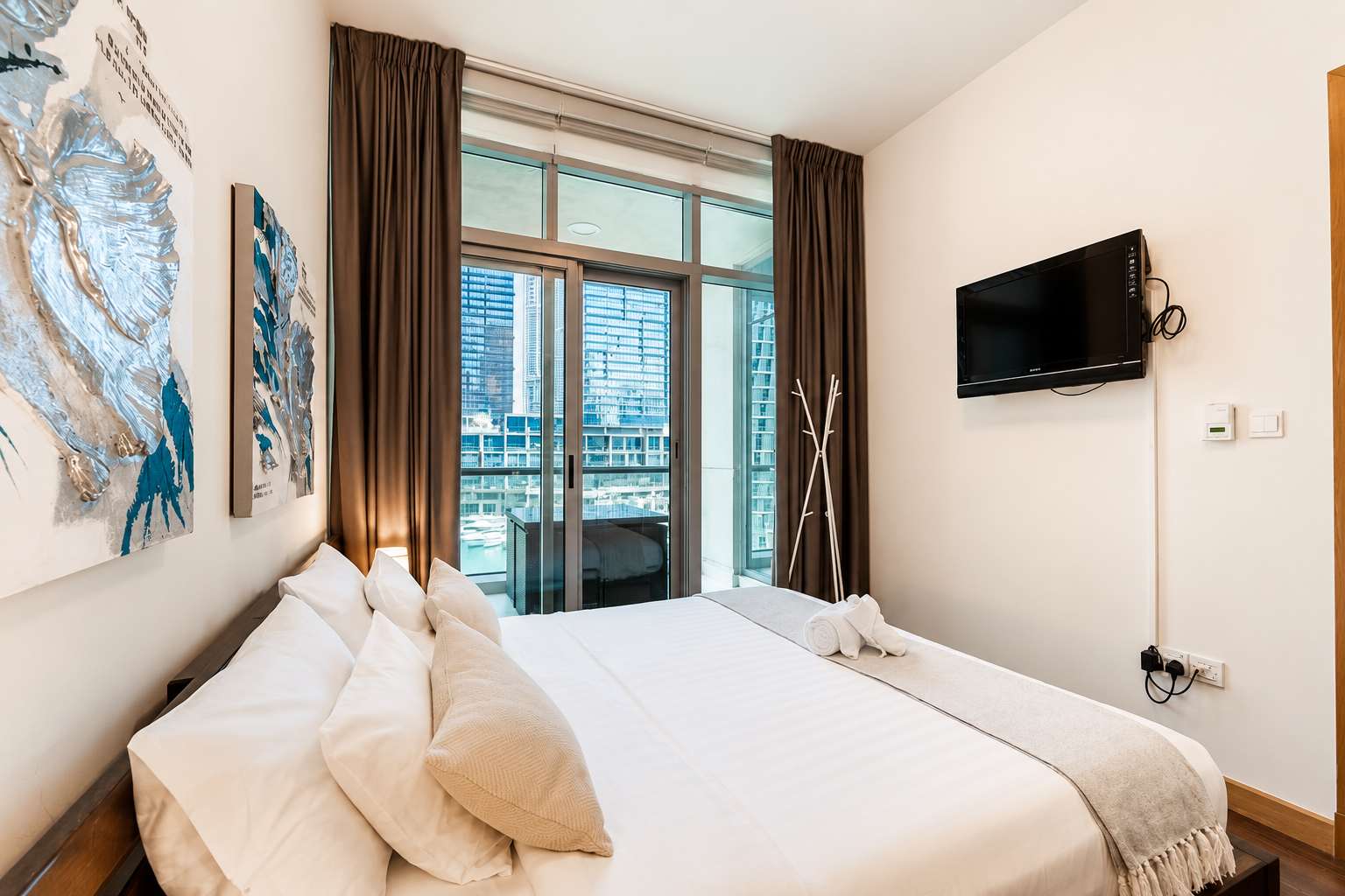 Dubai Apartment: 1BR with Pool, Gym & Balcony - Image 13