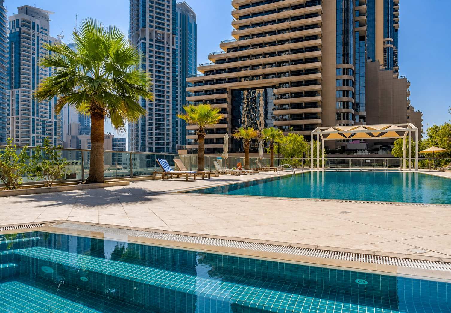 Dubai Apartment: 1BR with Pool, Gym & Balcony - Image 18
