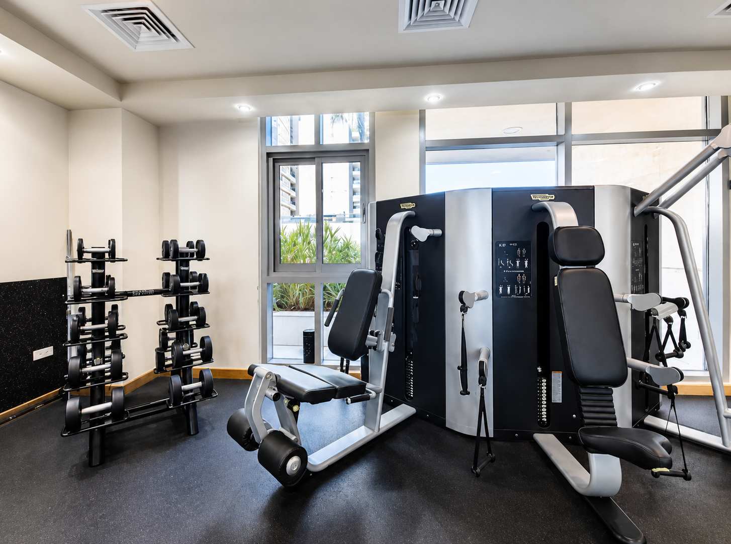 Dubai Apartment: 1BR with Pool, Gym & Balcony - Image 19
