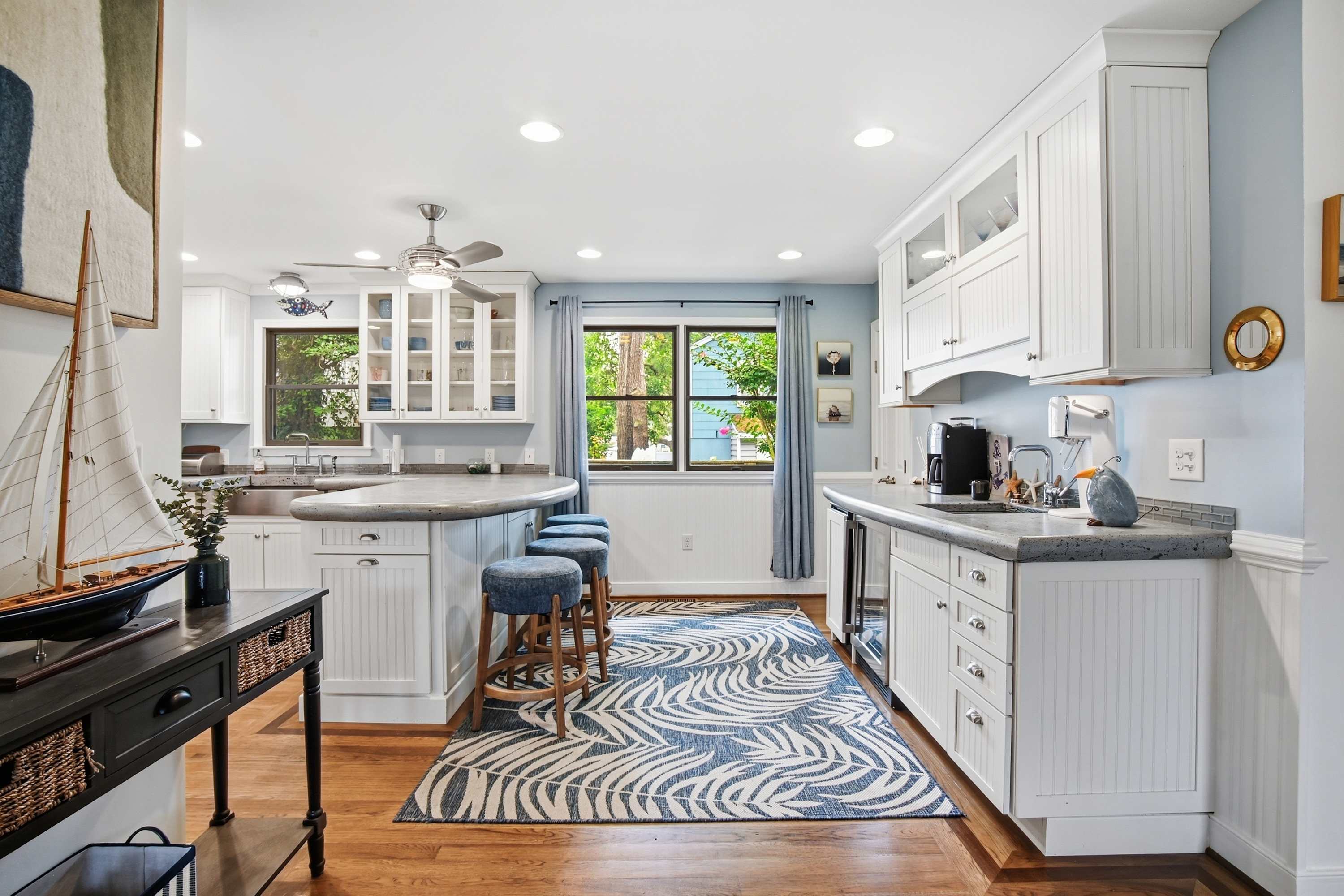 4BR 2 blocks to Beach! Close to all the Dewey fun!