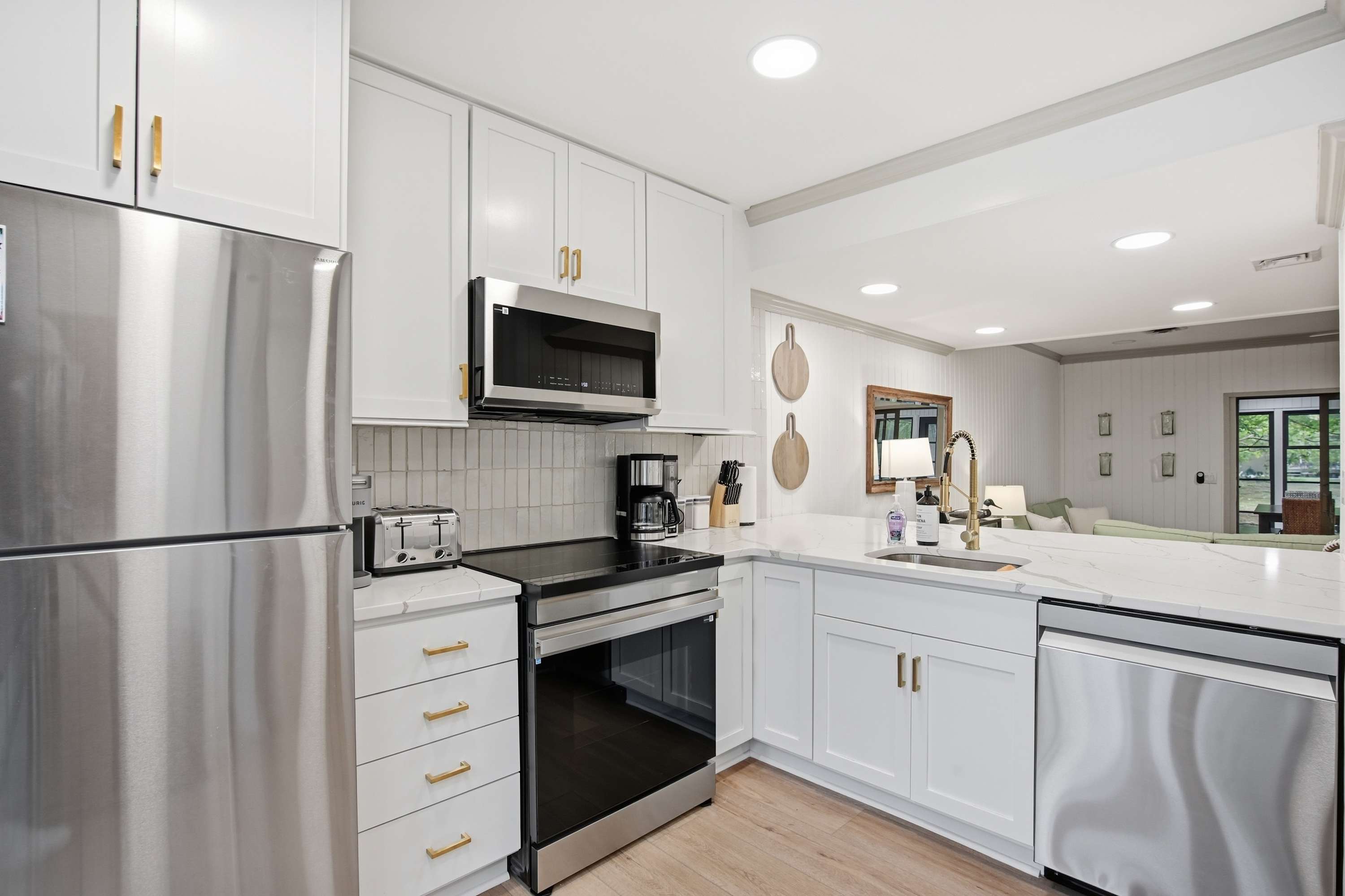 3BR New Renovation, with pool, tennis, trolley!