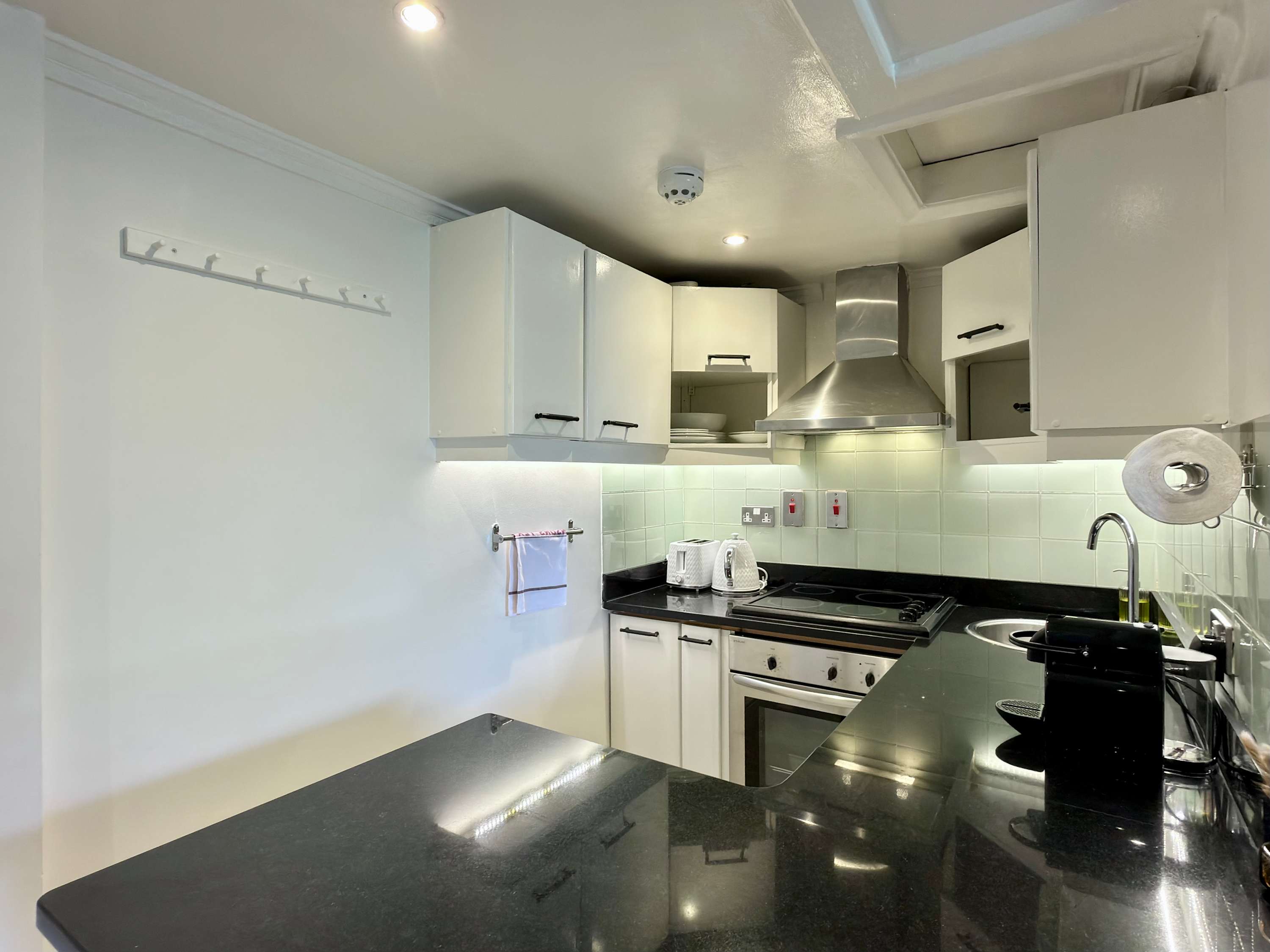 South Ken Rooftop Loft, Treetop Views, Hyde Park in Onslow Gardens 28 SW7 3AG - Property image 31 - VivreStays