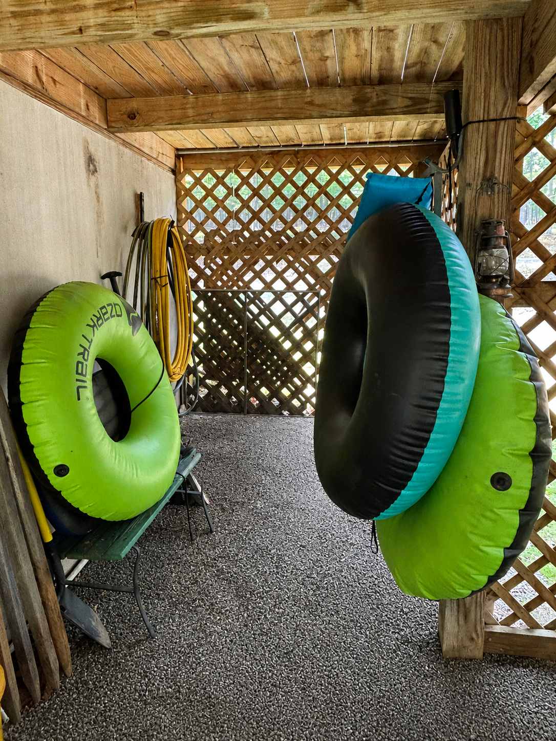 River Cabin w/Kayak, Fire Pit, WiFi & Game Room
