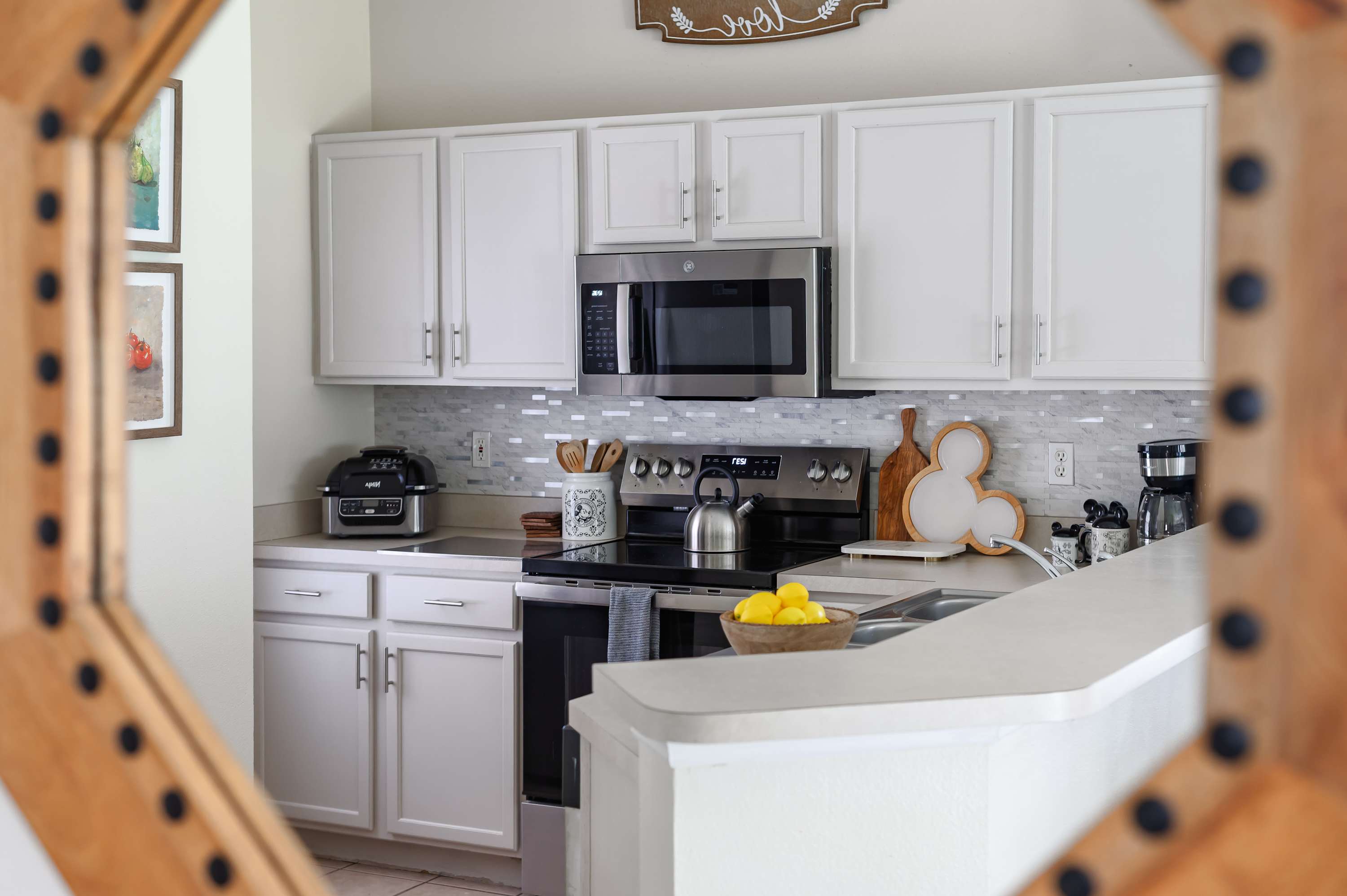 Kissimmee townhouse w/ shared pool & BBQ