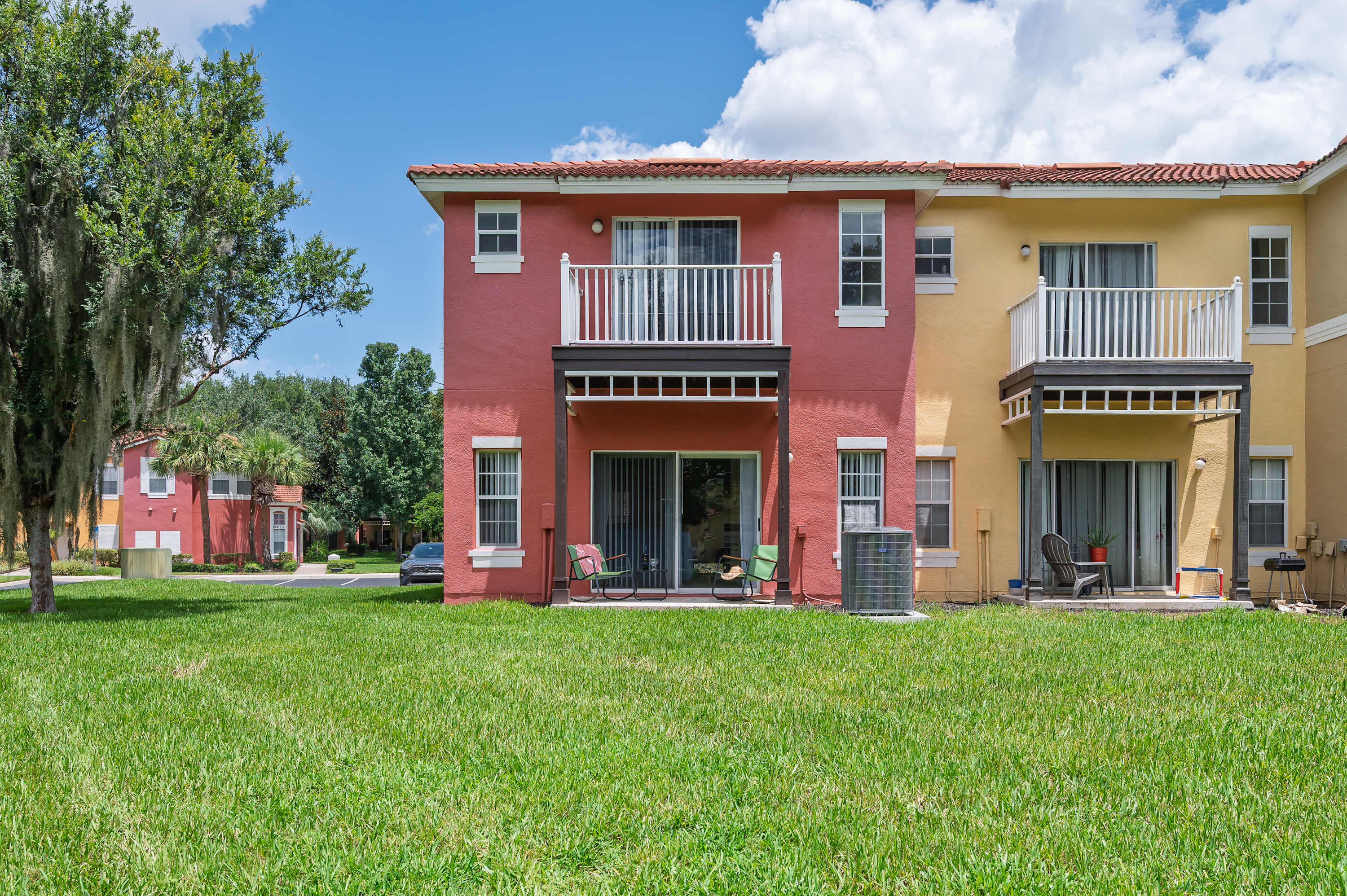 Kissimmee townhouse w/ shared pool & BBQ
