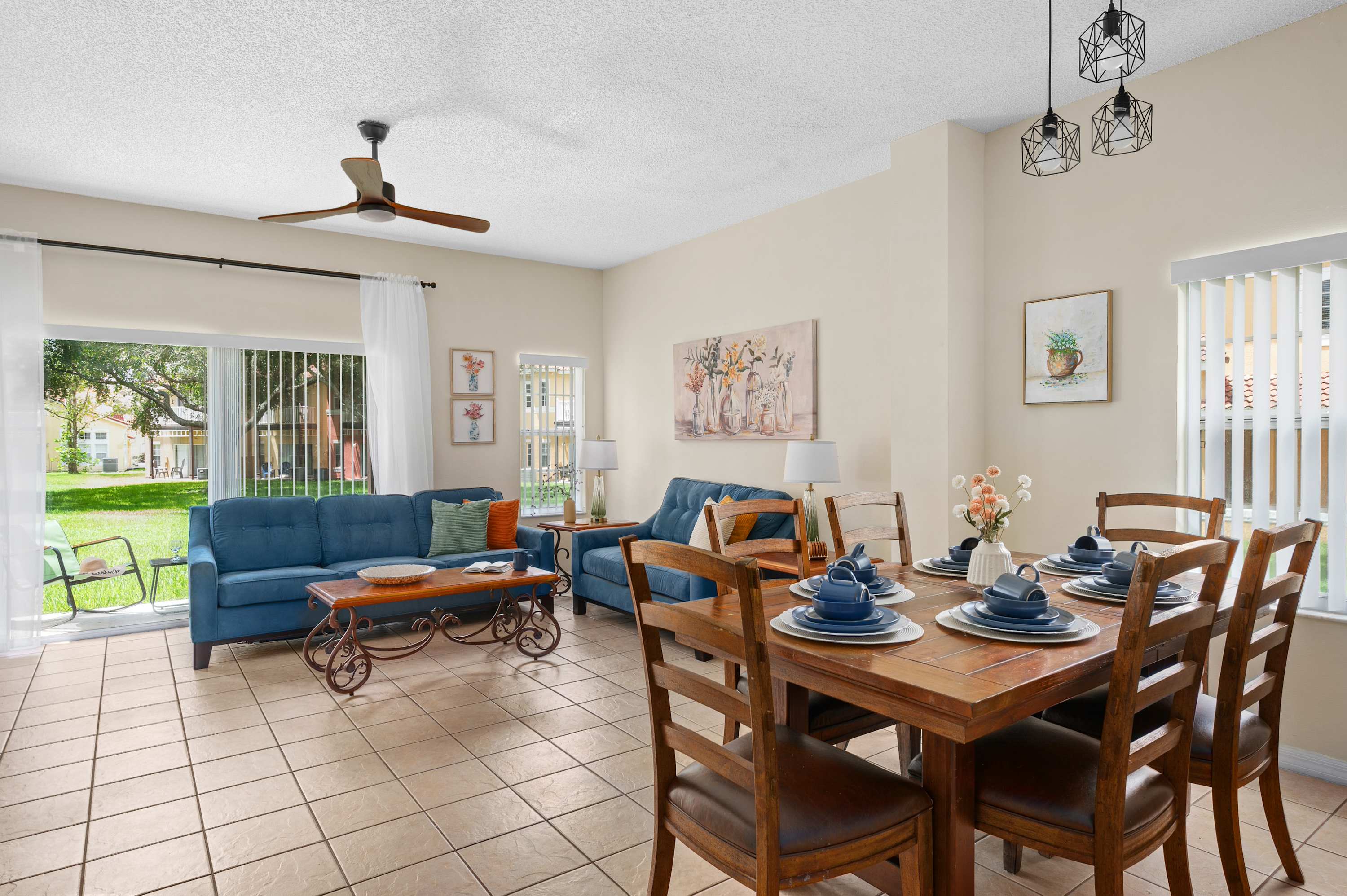 Kissimmee townhouse w/ shared pool & BBQ