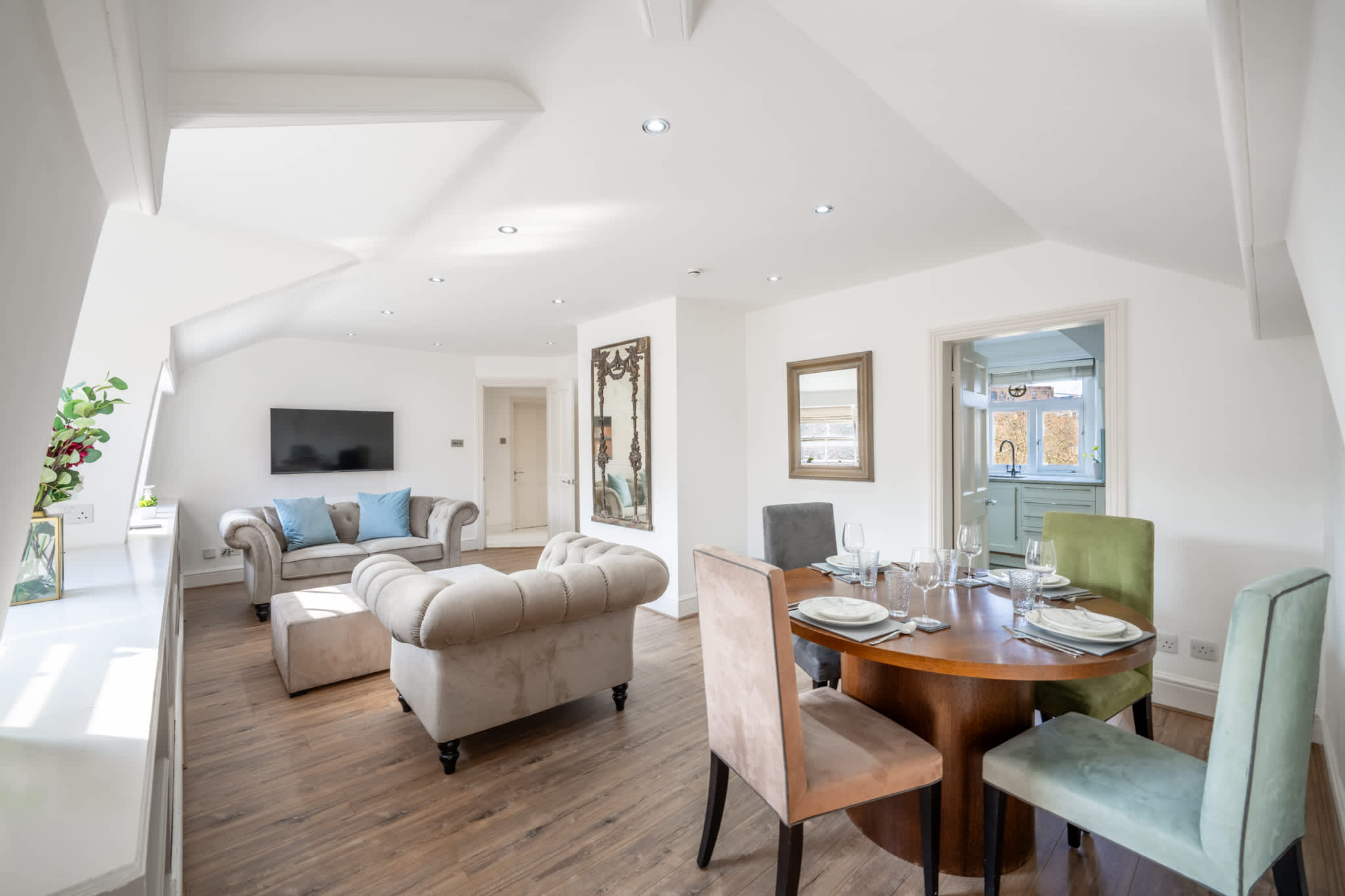 Beautiful 2 bedroom attic behind Harrods in Hans Place SW1X 0JY - Property image 2 - VivreStays