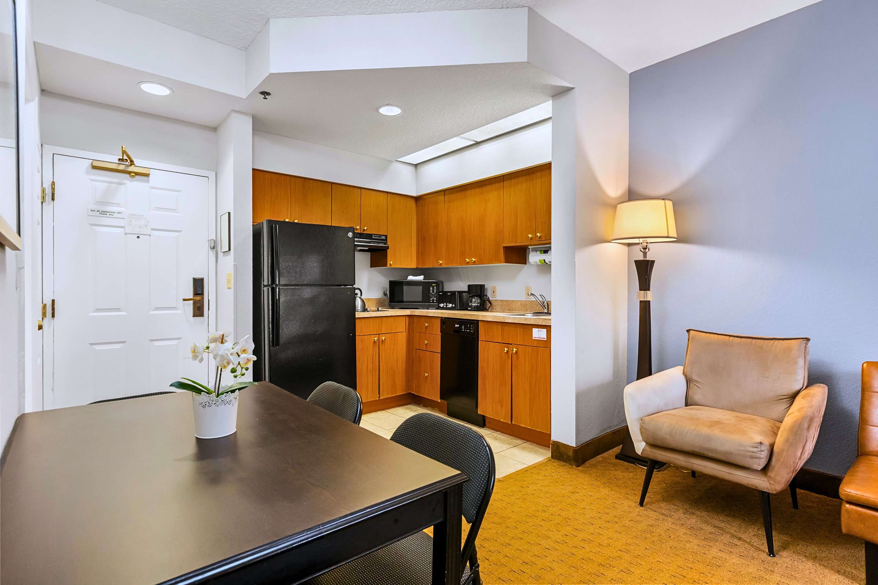 From morning coffee to couch time, kitchen, dining, and lounge all right here!