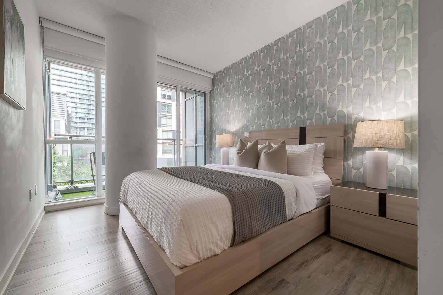 Upscale 3BR Downtown Suite with Parking! in Toronto, ON M5V 4B2