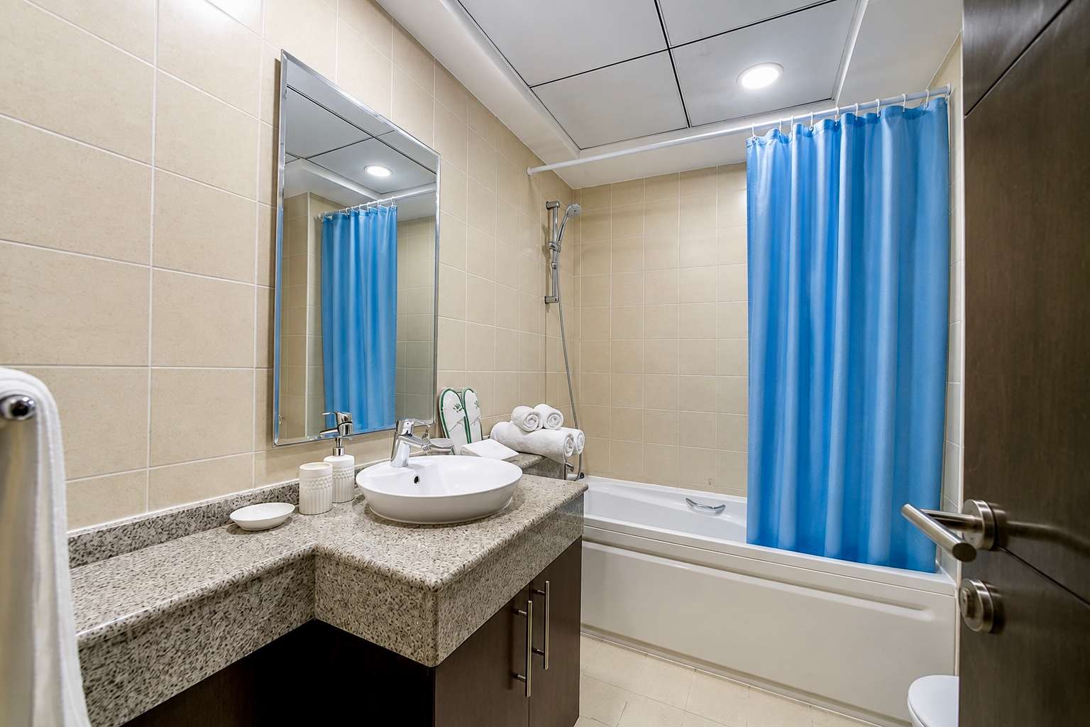 Torch Tower Marina 1BR: Balcony, Gym & Views! - Image 14