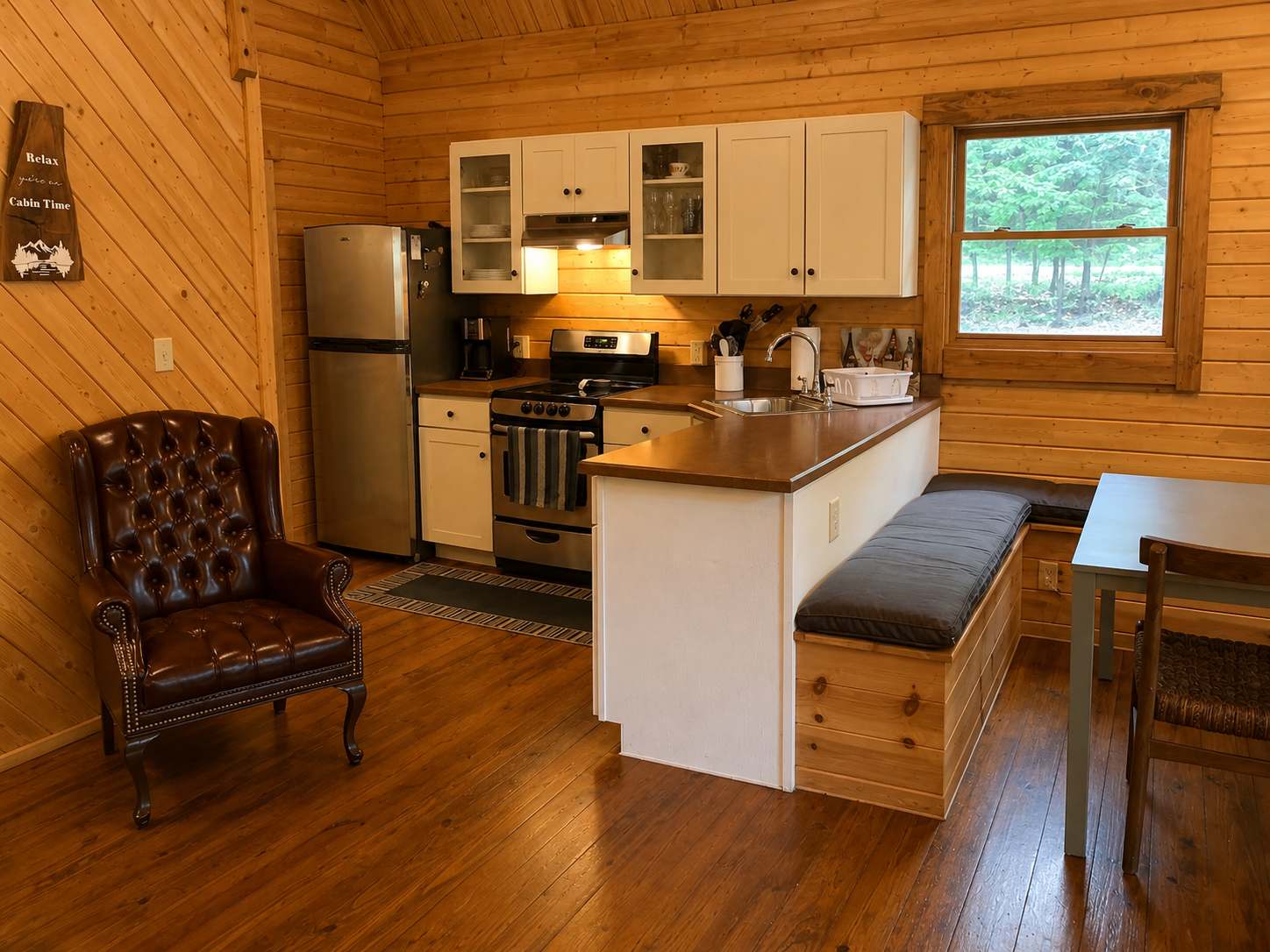 River Cabin w/Kayak, Fire Pit, WiFi & Game Room