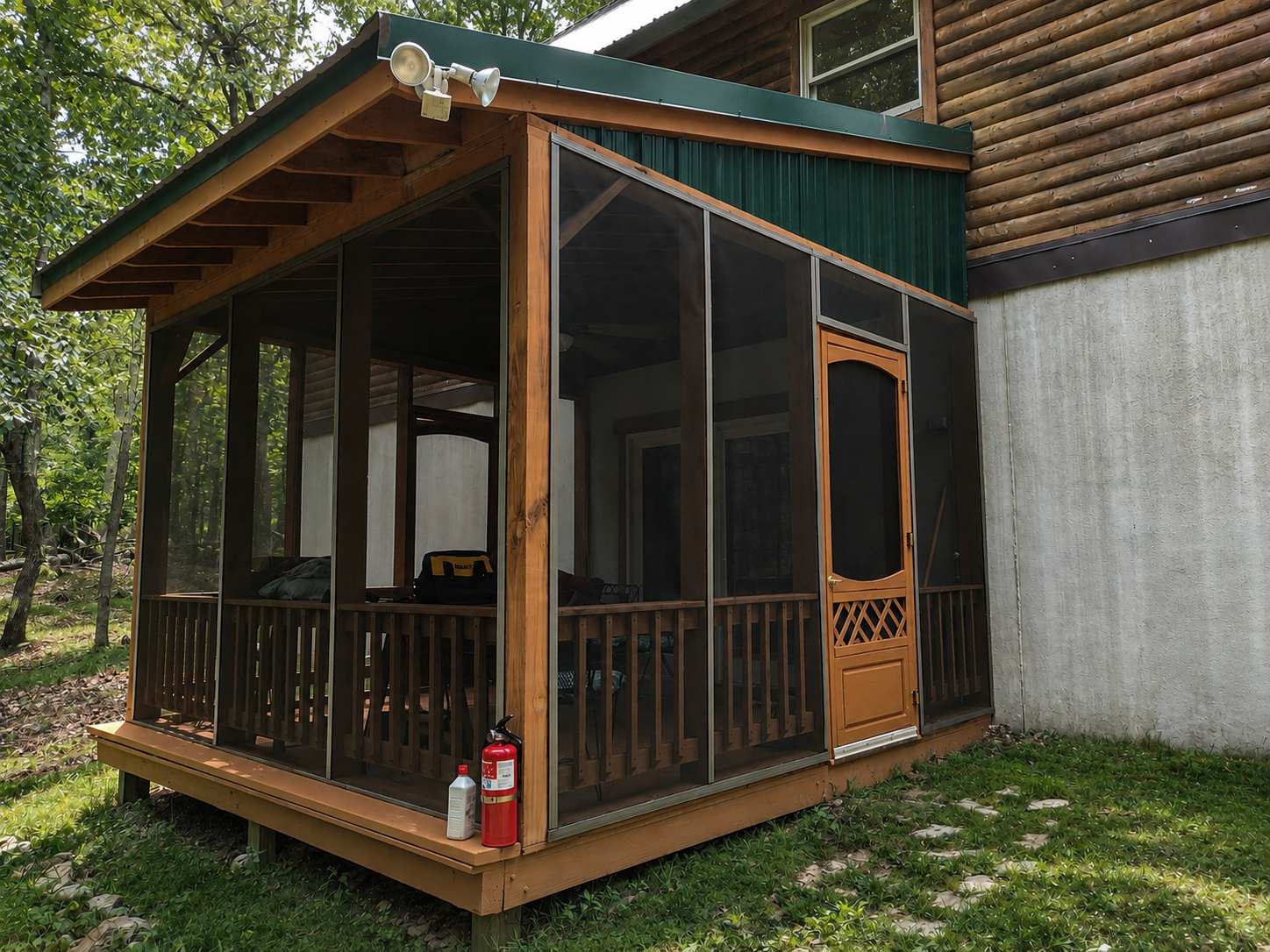River Cabin w/Kayak, Fire Pit, WiFi & Game Room