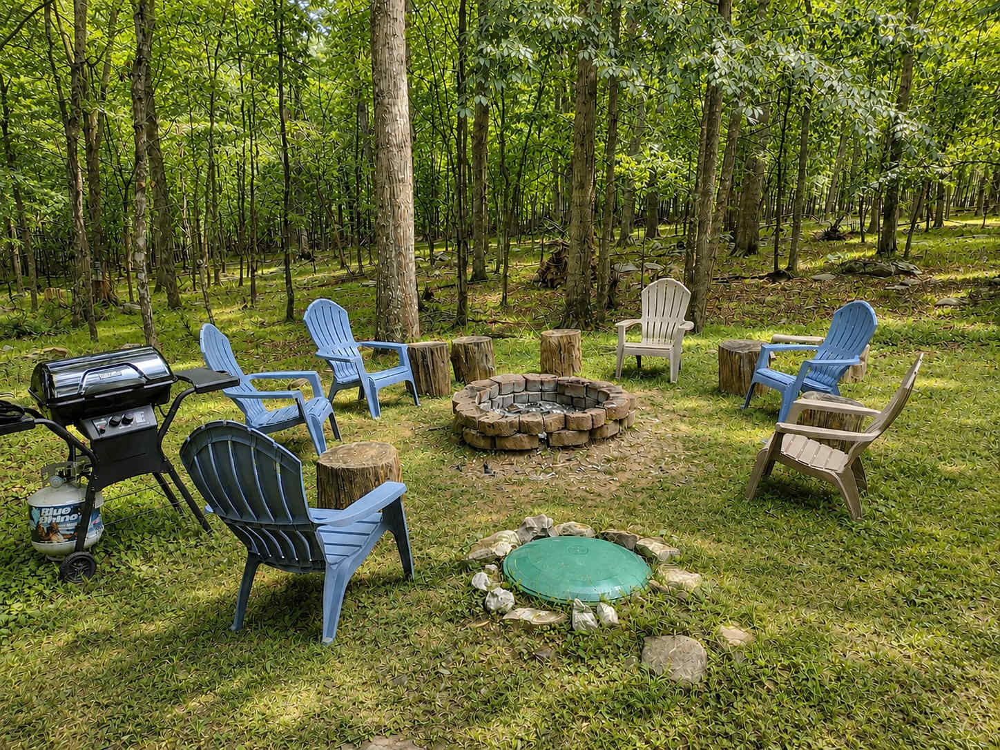 River Cabin w/Kayak, Fire Pit, WiFi & Game Room