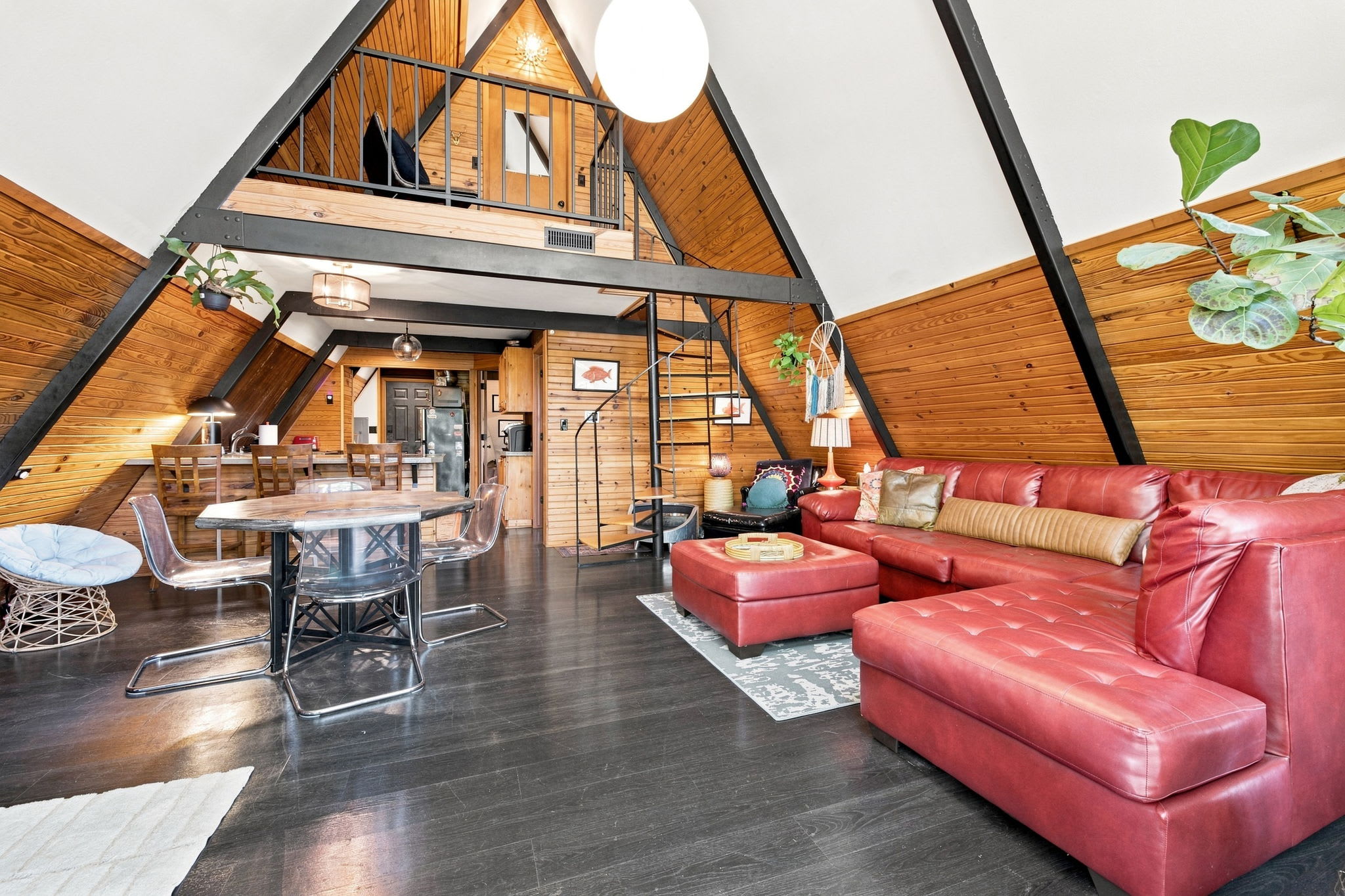 Charming Pet Friendly Vacation Rental just 2.8 miles to Beaver Lake