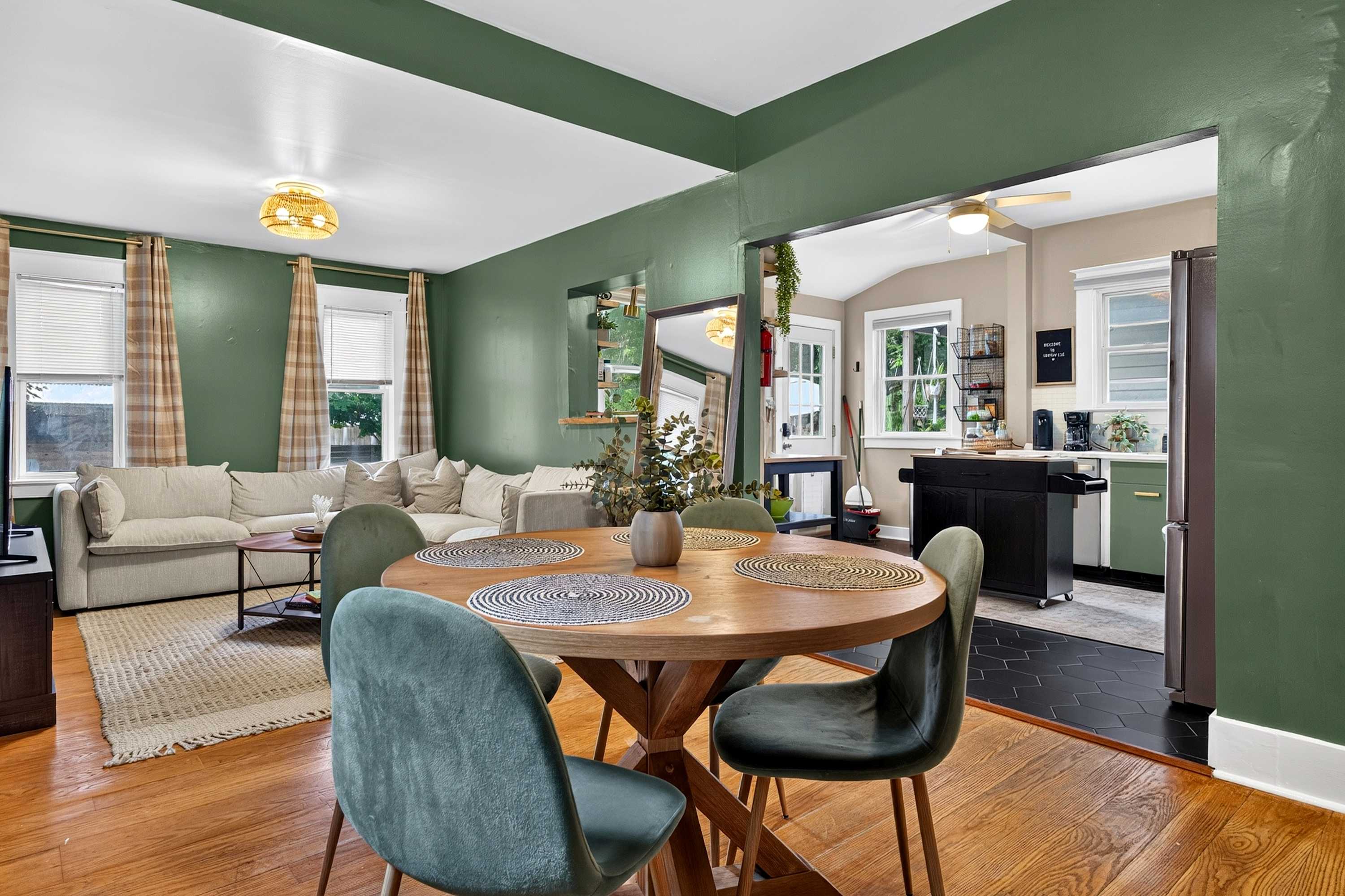 Group-friendly Beechmont retreat with backyard!
