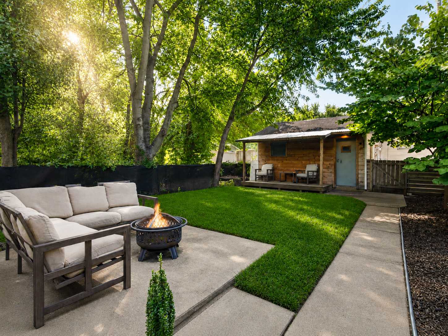 Group-friendly Beechmont retreat with backyard!
