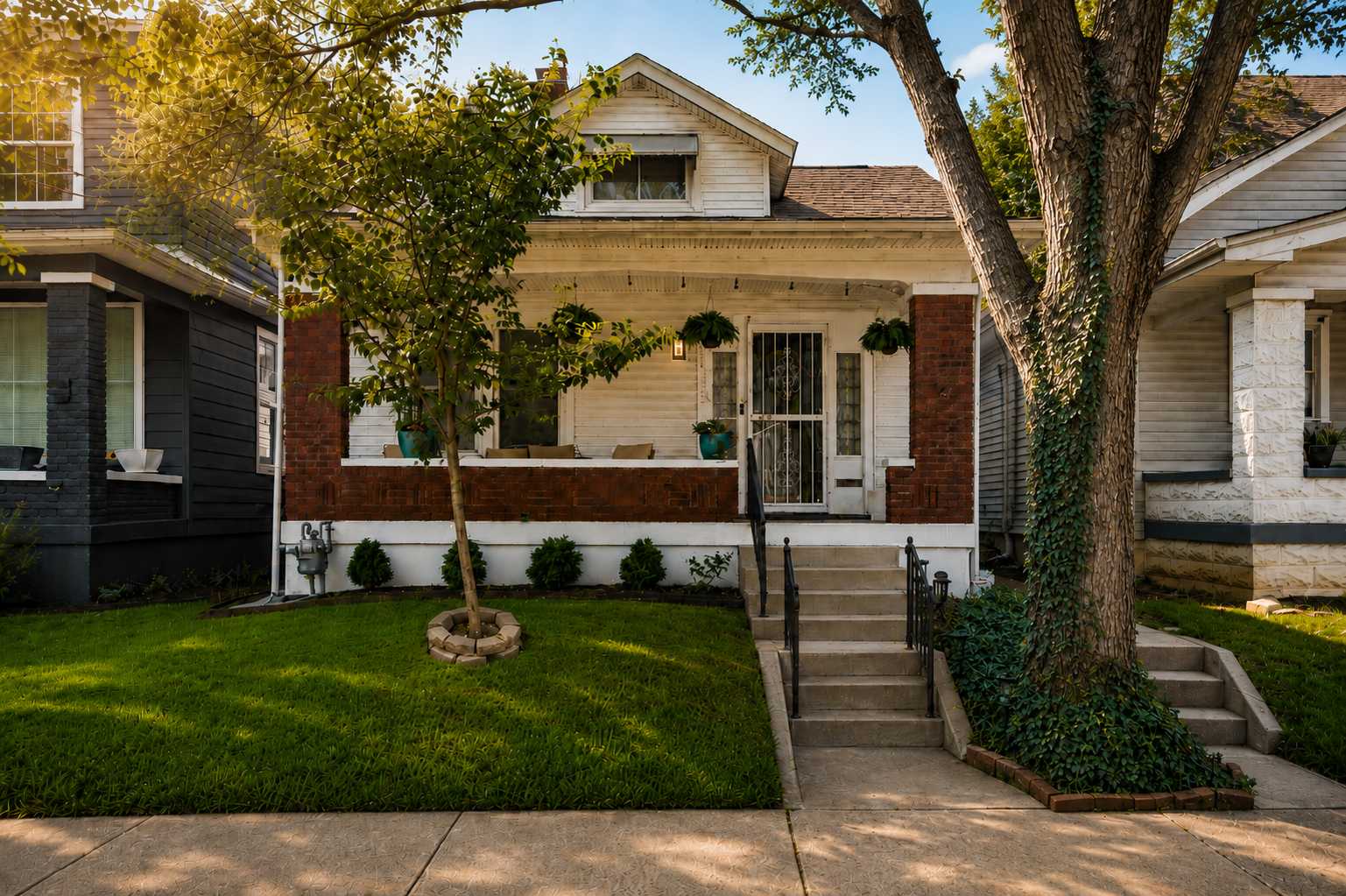 Group-friendly Beechmont retreat with backyard!