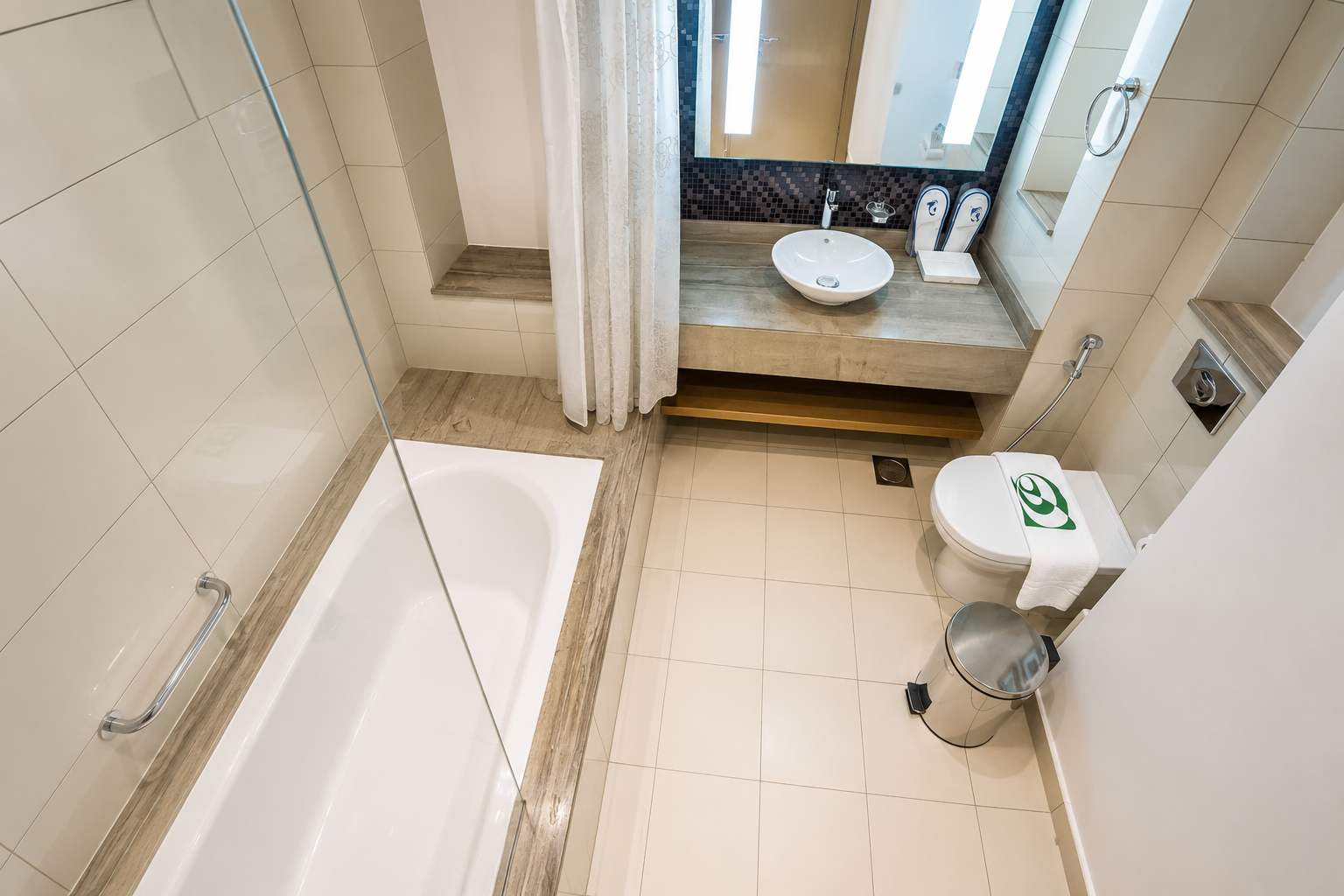 Luxury 1-Bedroom Apartment in Paramount - Image 17