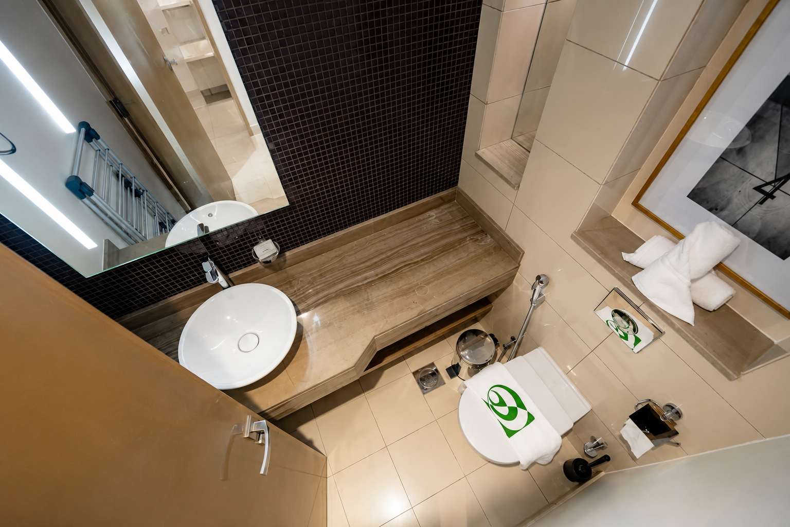 Luxury 1-Bedroom Apartment in Paramount - Image 19