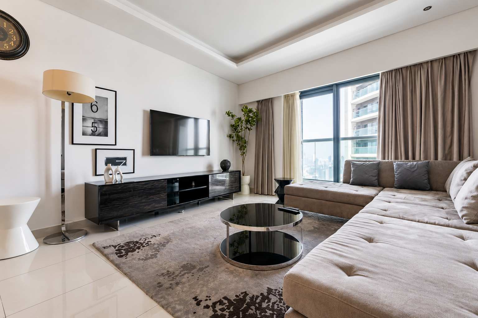 Luxury 1-Bedroom Apartment in Paramount - Image 5