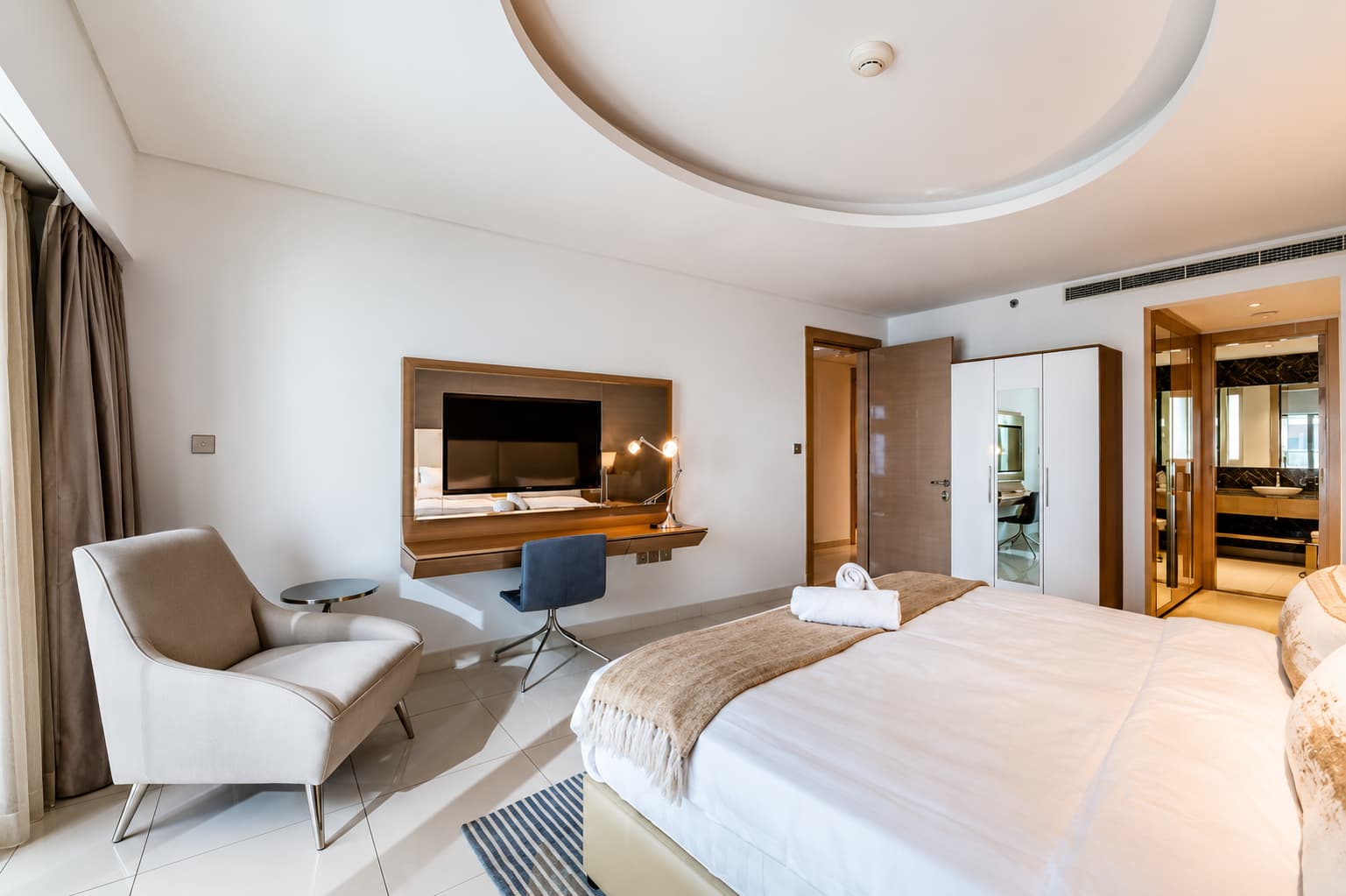 Luxury 1-Bedroom Apartment in Paramount - Image 14