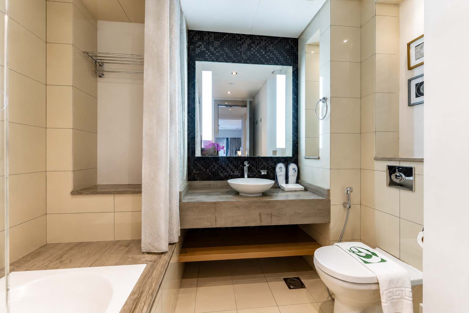 Luxury 1-Bedroom Apartment in Paramount - Image 18
