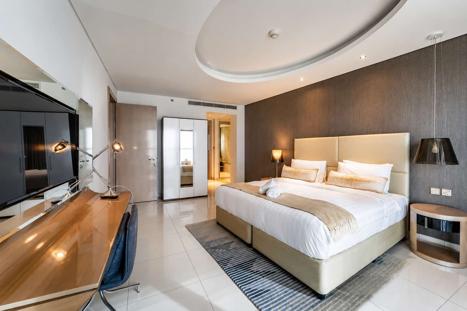 Luxury 1-Bedroom Apartment in Paramount - Image 13