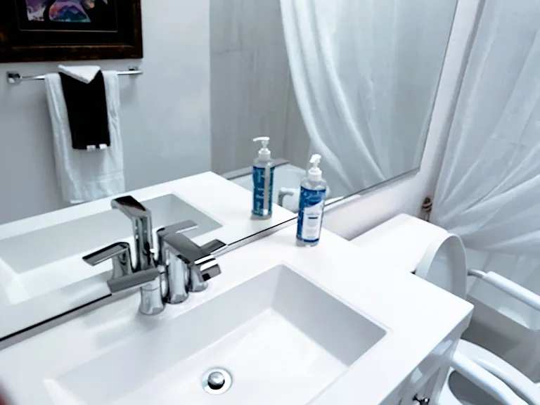 >< Guest Full Bathroom