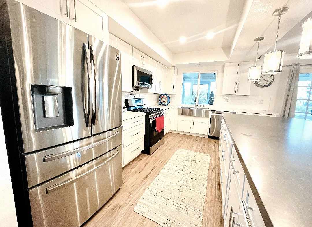 Full Kitchen with modern appliances