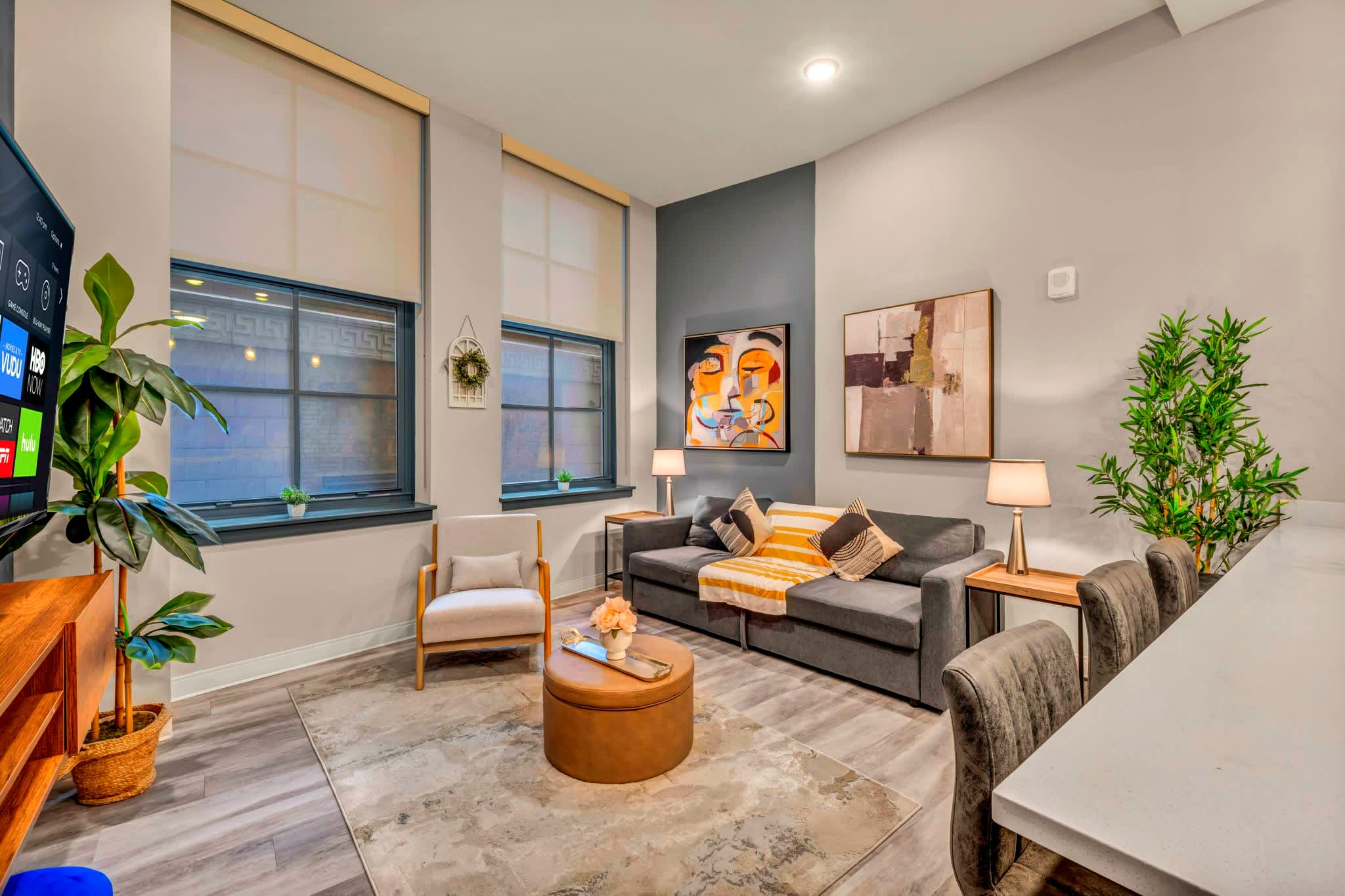 Central Flat w/ Pool & Sauna • Gym • Heart of DT