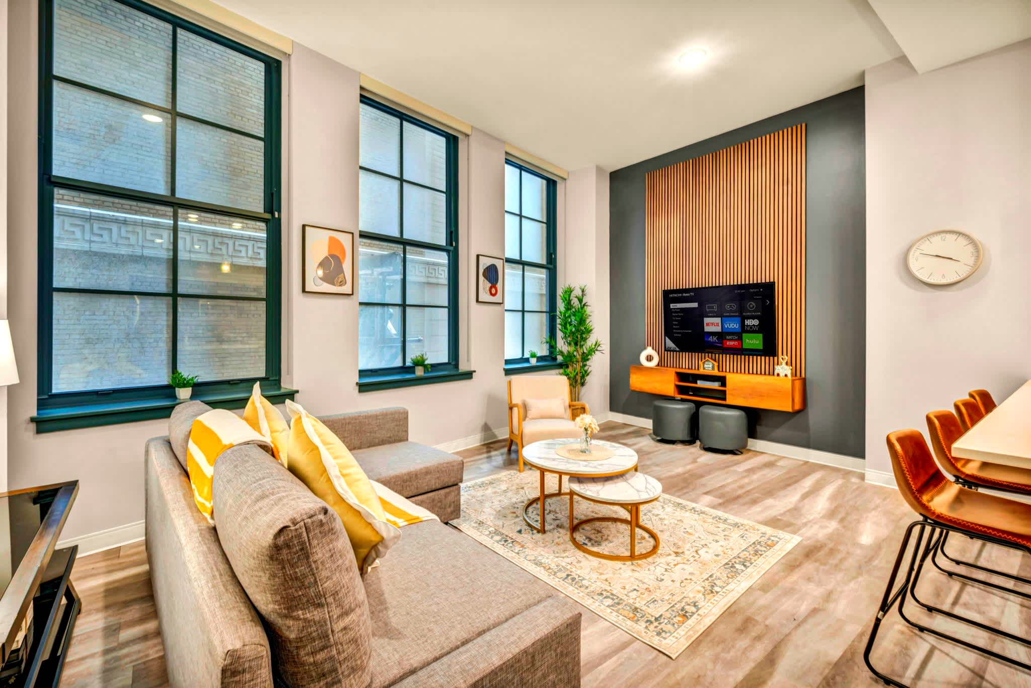 Central Flat: Indoor Pool, Rooftop, Gym in Cleveland, OH