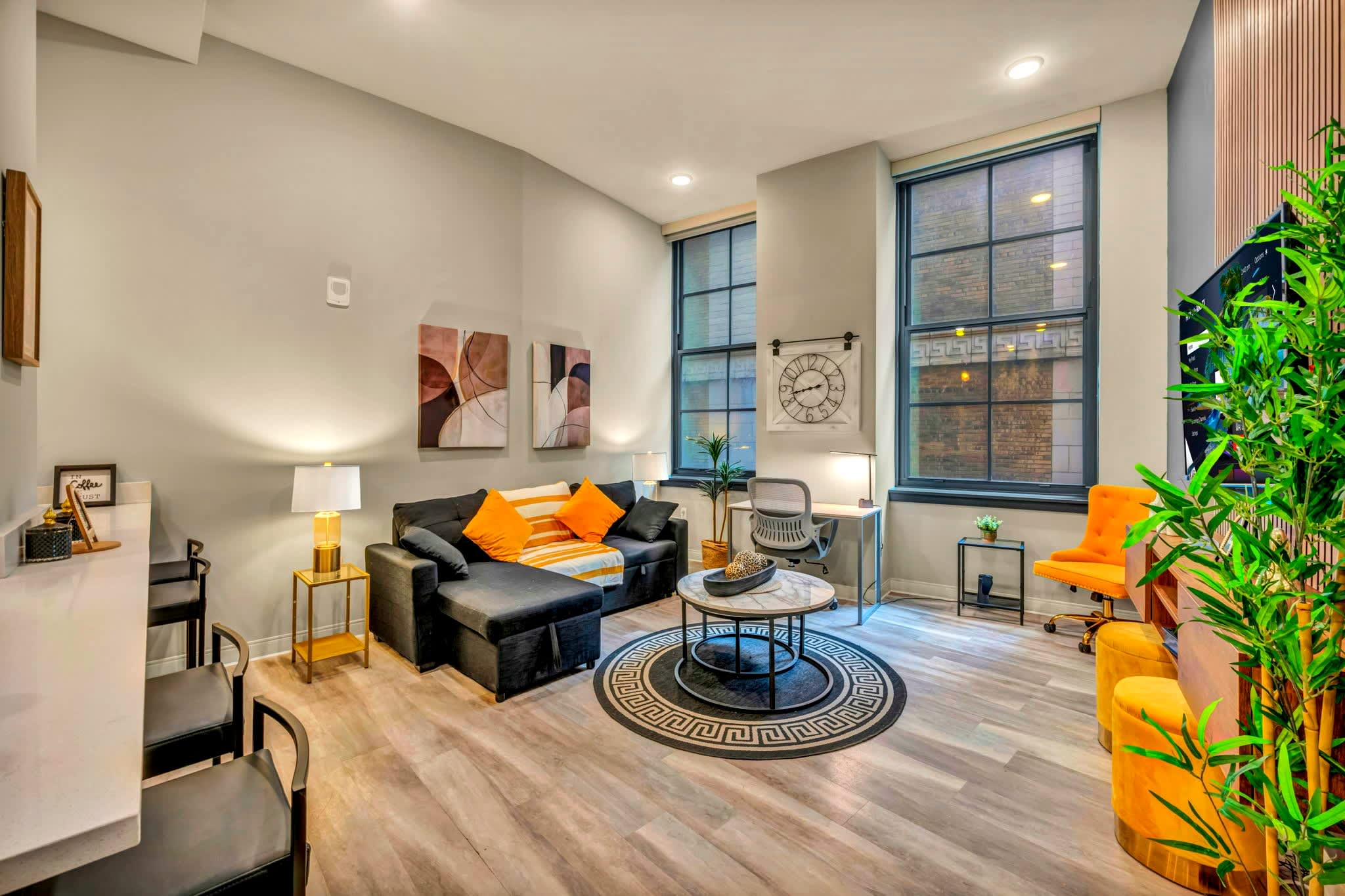 Central Flat: Indoor Pool, Rooftop, Gym