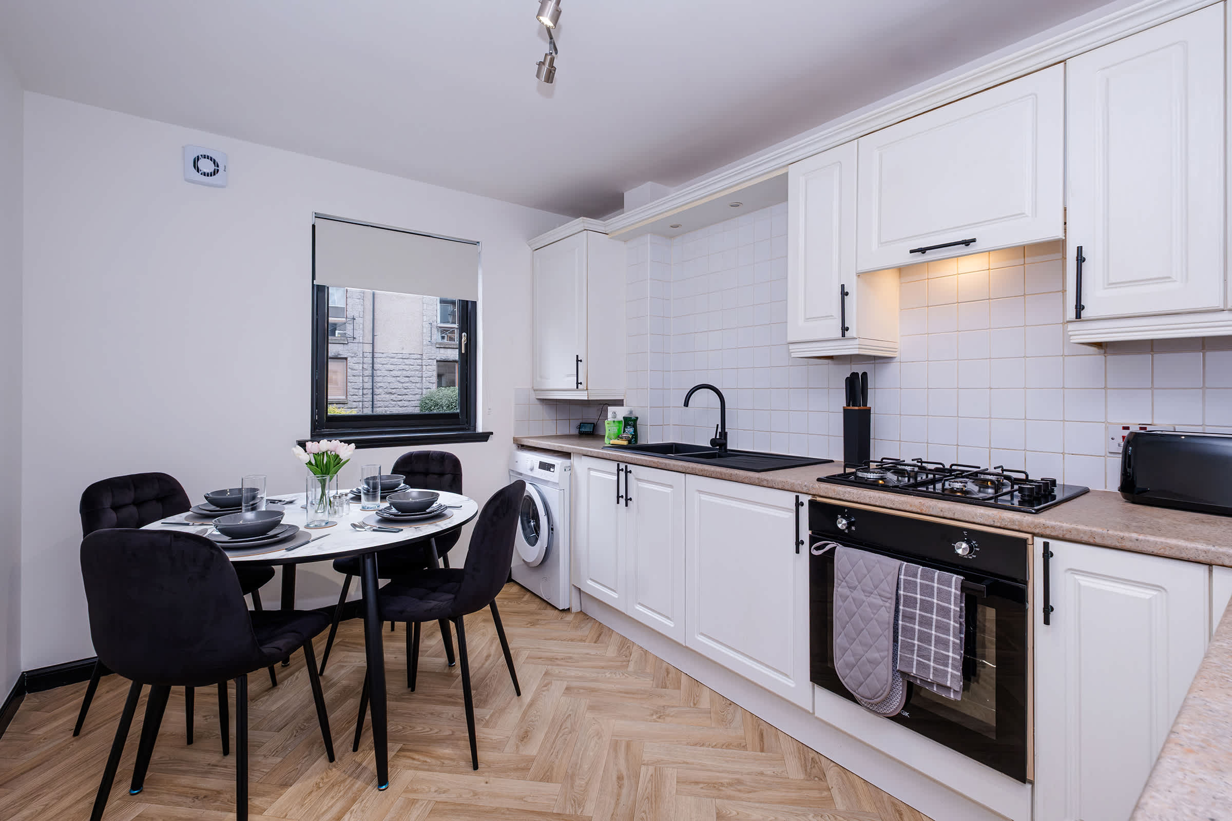 Stylish 2BR-Near Union Square &Train Station-Wi-Fi - Central Location in Strawberrybank Parade AB11 - Property image 2 - VivreStays