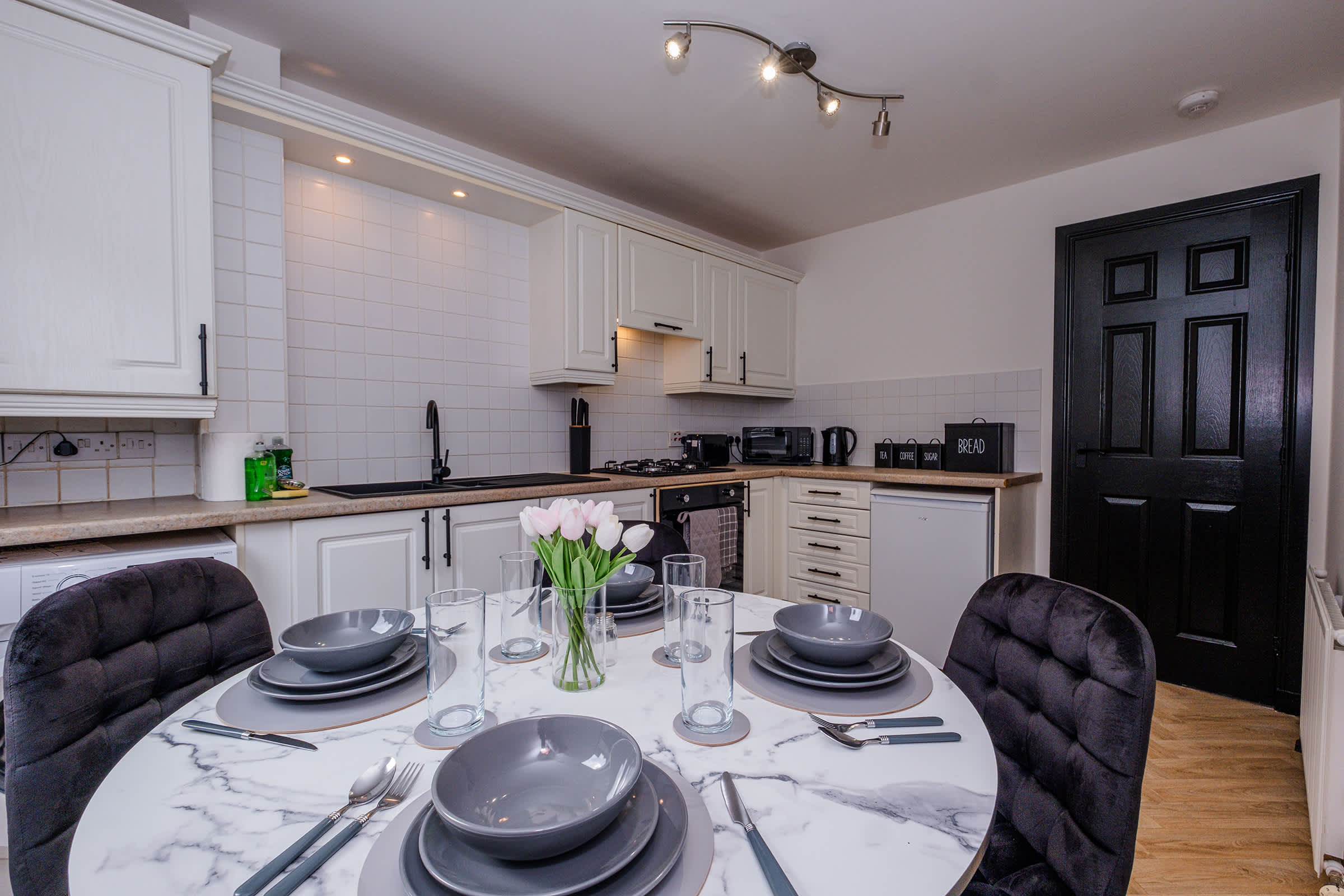 Stylish 2BR-Near Union Square &Train Station-Wi-Fi - Central Location in Strawberrybank Parade AB11 - Property image 10 - VivreStays